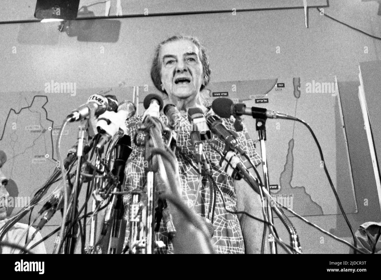 Golda MEIR, Israeli Prime Minister, politician, at a press conference, portrait, portrait, cropped single image, single motif, stands at a lectern with microphones, during the Yom Kippur War, the Yom Kippur War between Israel and the Arab States of Egypt, Jordan and Syria lasted from October 6 to October 25, 1973, Stock Photo