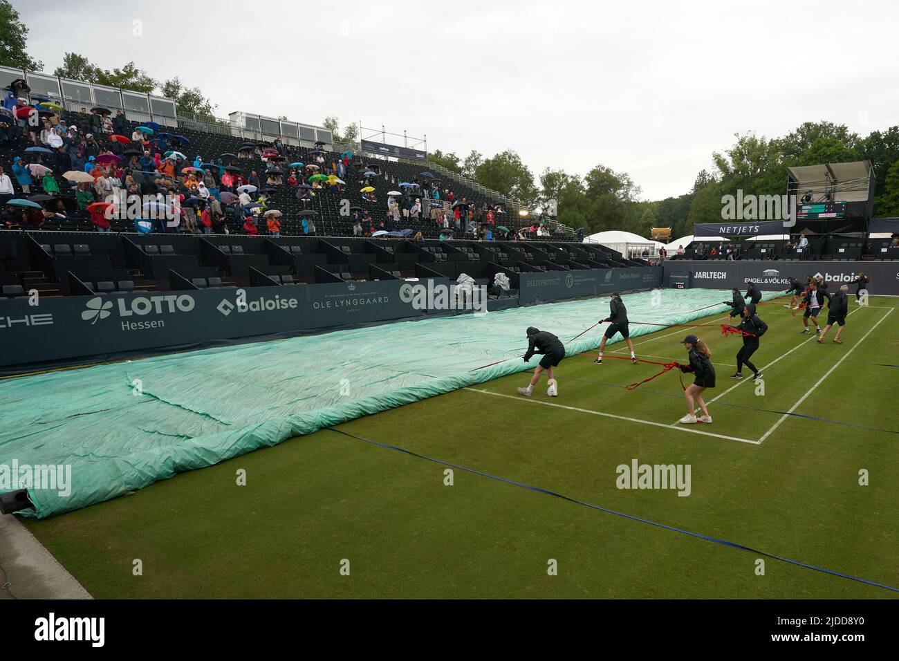 Bad Homburg, Germany. 20th June, 2022. Tennis: WTA Tour, women,  competition. Helpers cover the grass of