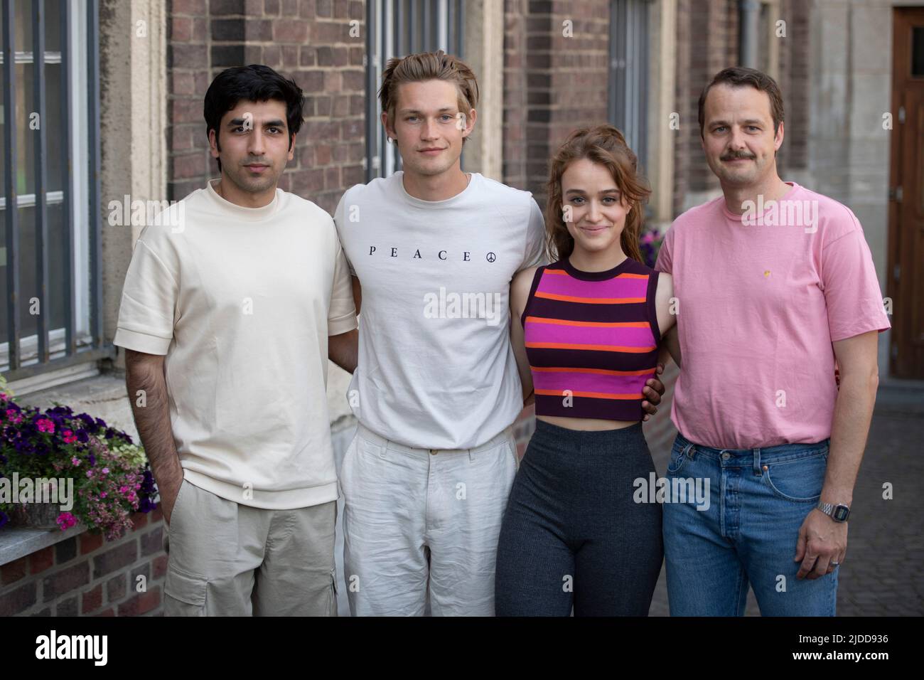 Borussia Monchengladbach, Deutschland. 14th June, 2022. left to right The actors Omid NEMAR, Daniel HARDUNG, Rocio LUZ and Raphael WESTERMEYER, filming, Our wonderful years, on June 14th, 2022 in the Monforts Quartier in Monechengladbach Credit: dpa/Alamy Live News Stock Photo