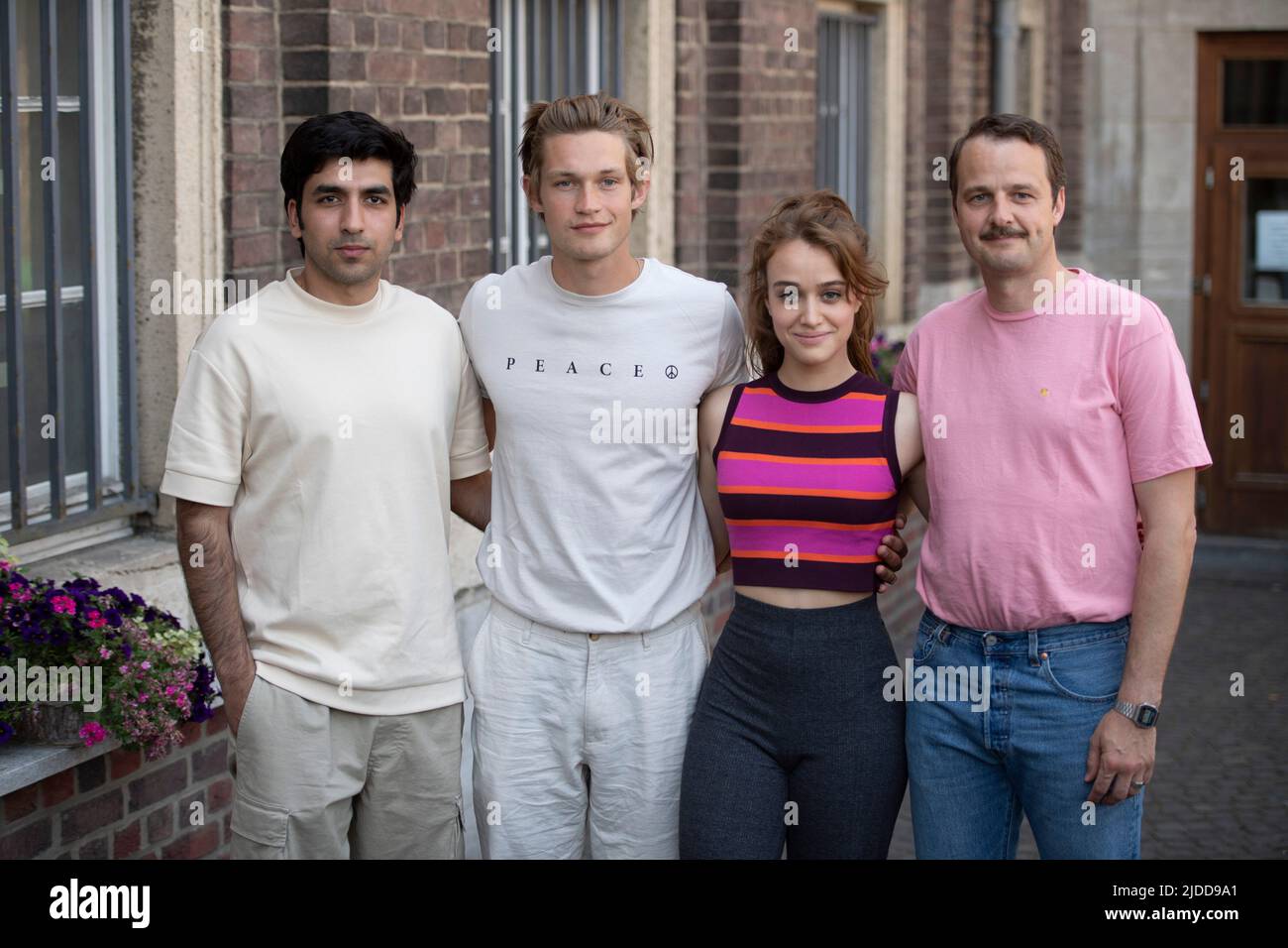 Borussia Monchengladbach, Deutschland. 14th June, 2022. left to right The actors Omid NEMAR, Daniel HARDUNG, Rocio LUZ and Raphael WESTERMEYER, filming, Our wonderful years, on June 14th, 2022 in the Monforts Quartier in Monechengladbach Credit: dpa/Alamy Live News Stock Photo