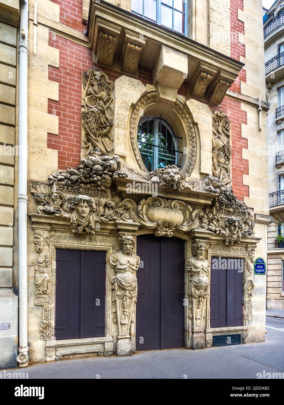 Ornate 16/17th century Baroque sculptural carvings on private house 2 Quai des Celestins, Paris 4, France. Stock Photo