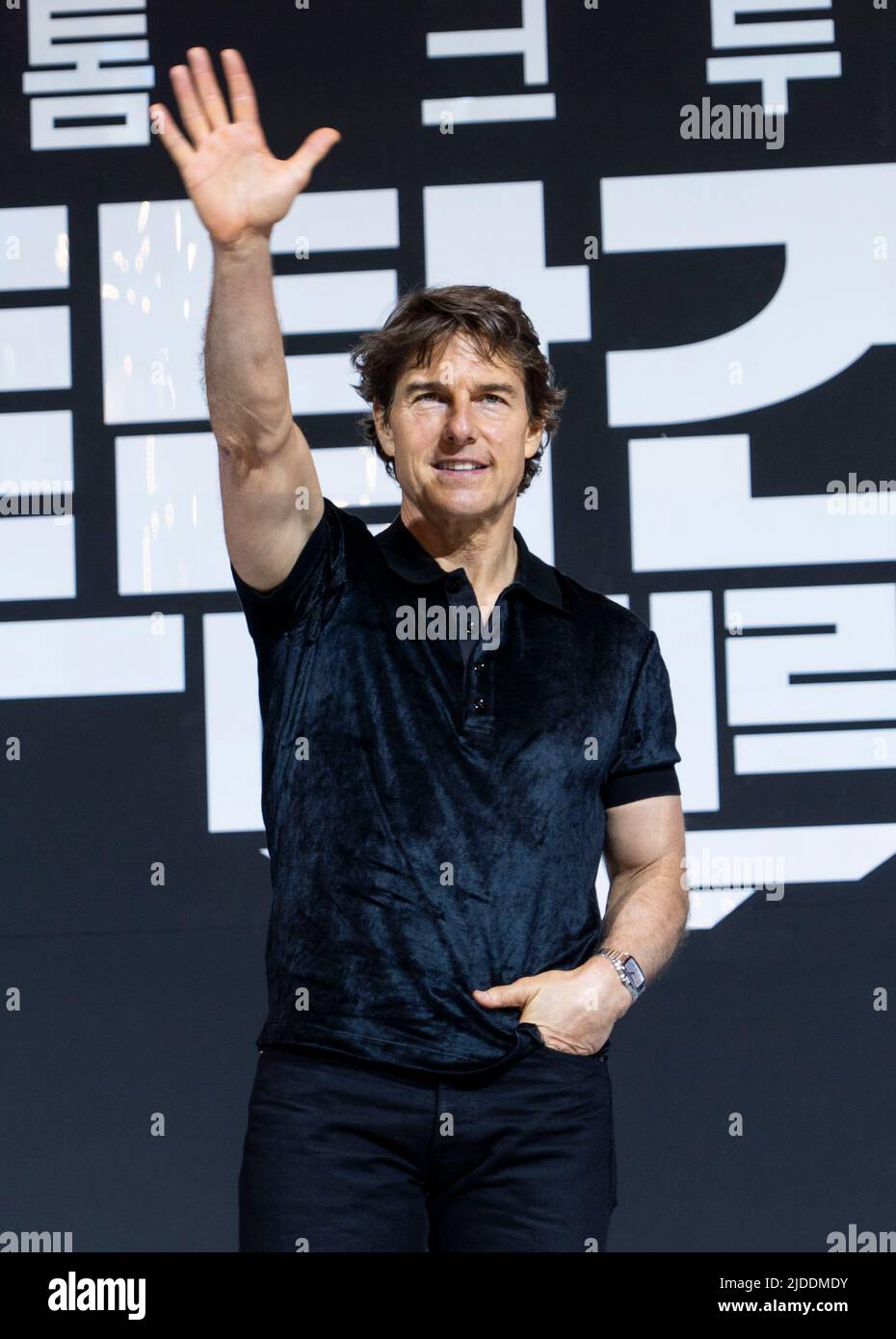 Tom Cruise Arrives Back in London While 'Top Gun 2' Is Possibly Returning  to #1 at the Box Office!: Photo 4781293, Christopher McQuarrie, Tom Cruise  Photos