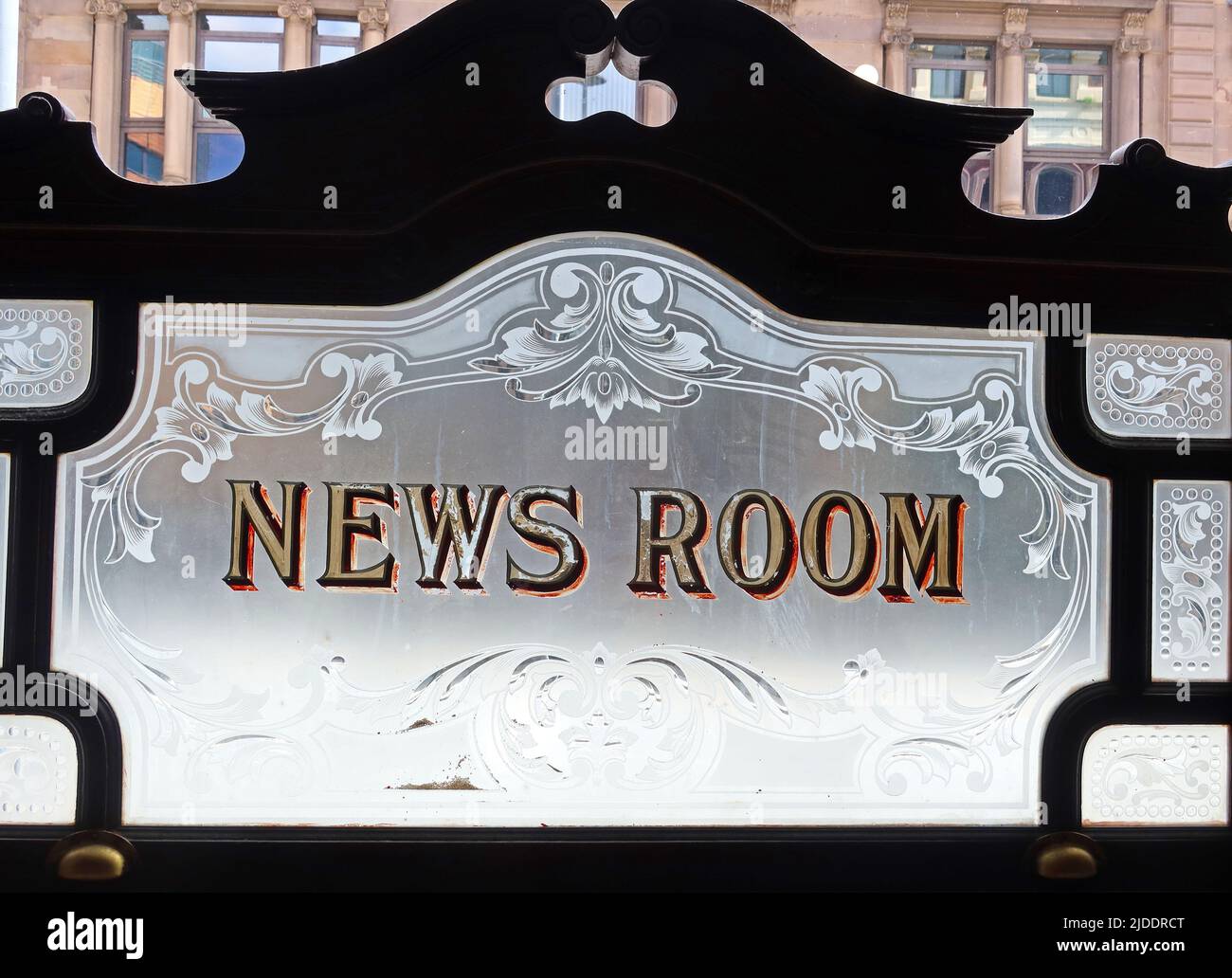 Liverpool's Lion Tavern pub in Moorfields, News Room etched glass, city centre, Merseyside, England, UK, L2 2BP Stock Photo