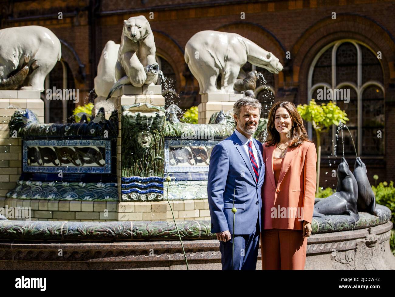 2022-06-20 16:02:20 THE HAGUE - Crown Prince Frederik and Crown Princess Mary of Denmark view a fountain with seals and polar bears, made of royal Danish porcelain, in the courtyard of the Peace Palace during their two-day trade visit to the Netherlands. The Danish Crown Prince couple led a trade delegation focused on energy transition and digital healthcare. ANP SEM VAN DER WAL netherlands out - belgium out Stock Photo
