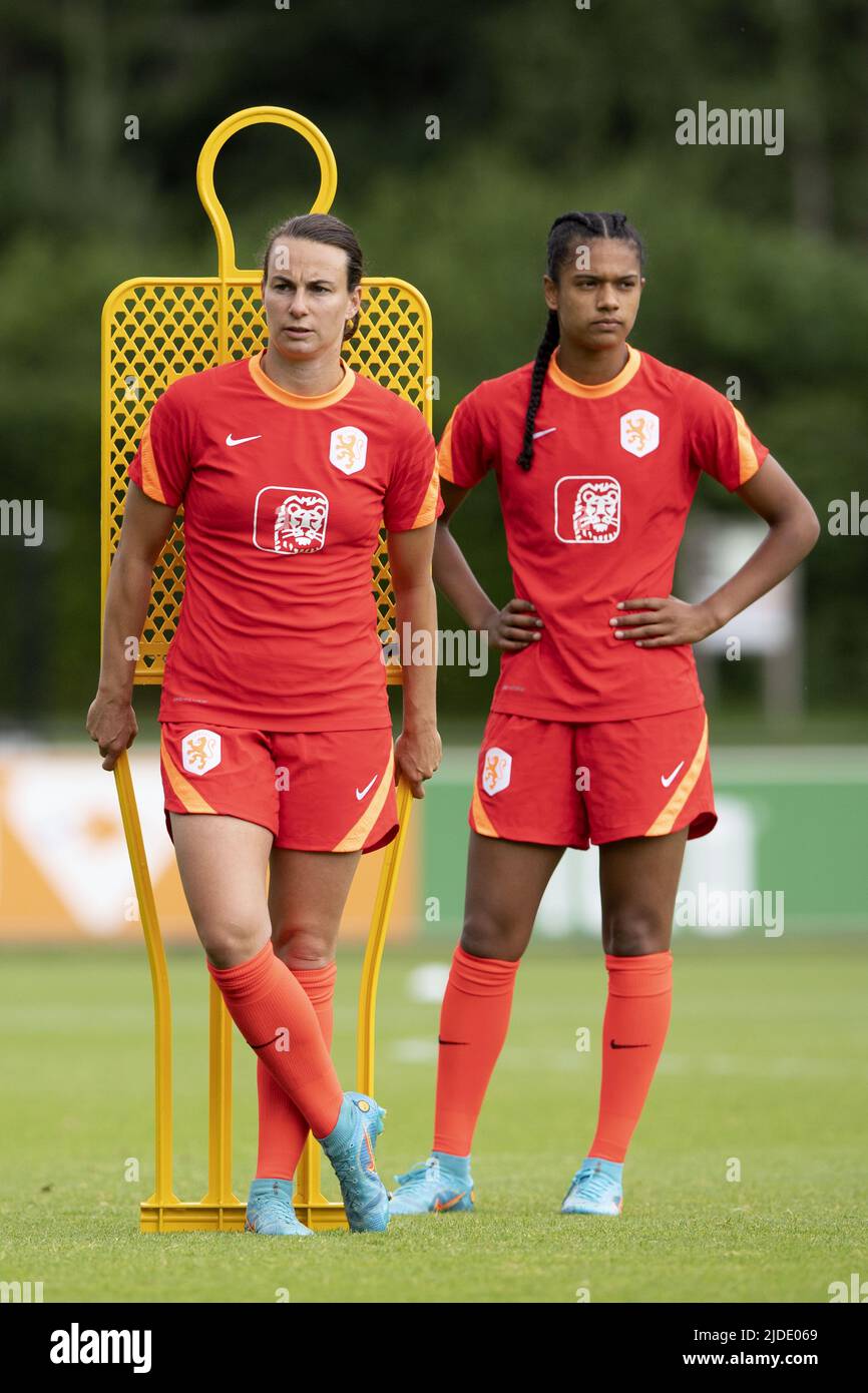 ZEIST - Renate Jansen, Esmee Brugts during a training session of the Dutch women's national team at the KNVB Campus on June 20, 2022 in Zeist, The Netherlands. The Dutch women's team is preparing for the European Football Championship in England. ANP OLAF KRAAK Stock Photo