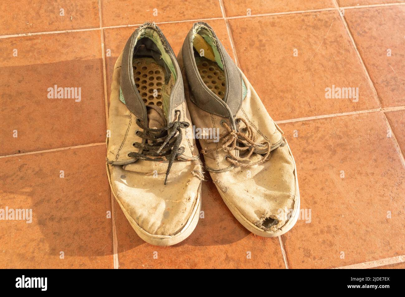 Zapatos rotos hi-res stock photography and images - Alamy