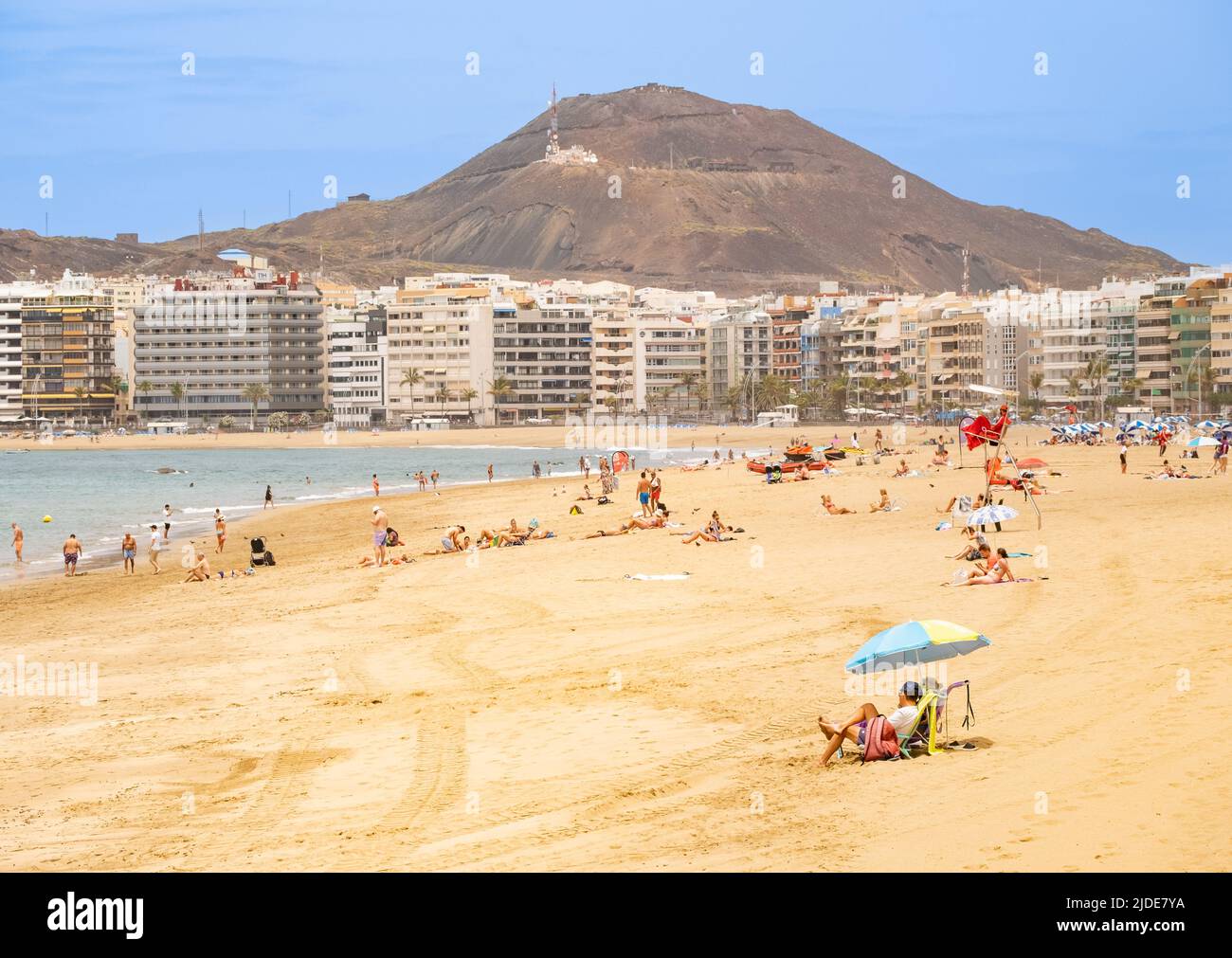 Las Palmas, Gran Canaria, Canary Islands, Spain. 20th June, 2022. Tourists,  many from the UK, bask on the city beach in Las Palmas on Gran Canaria.  Credit: Alan Dawson/ Alamy Live News