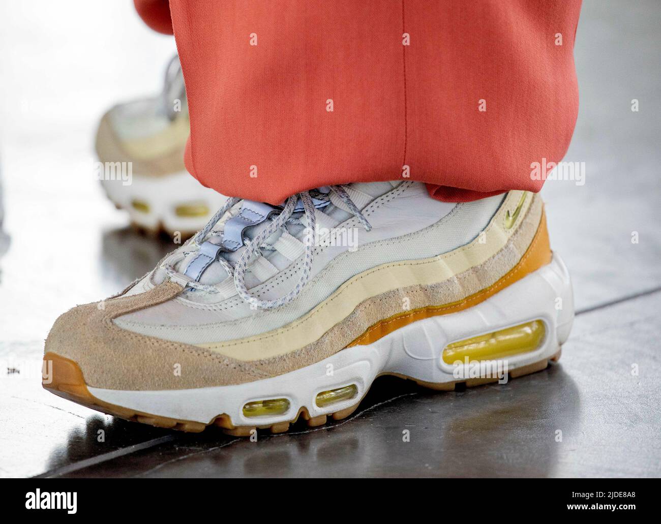 The Hague, Niederlande. 20th June, 2022. Crown Princess Mary of Denmark(shoes)  at the The Royal Academy of Art in The Hague, on June 20, 2022, leading a  large Danish business delegation focused