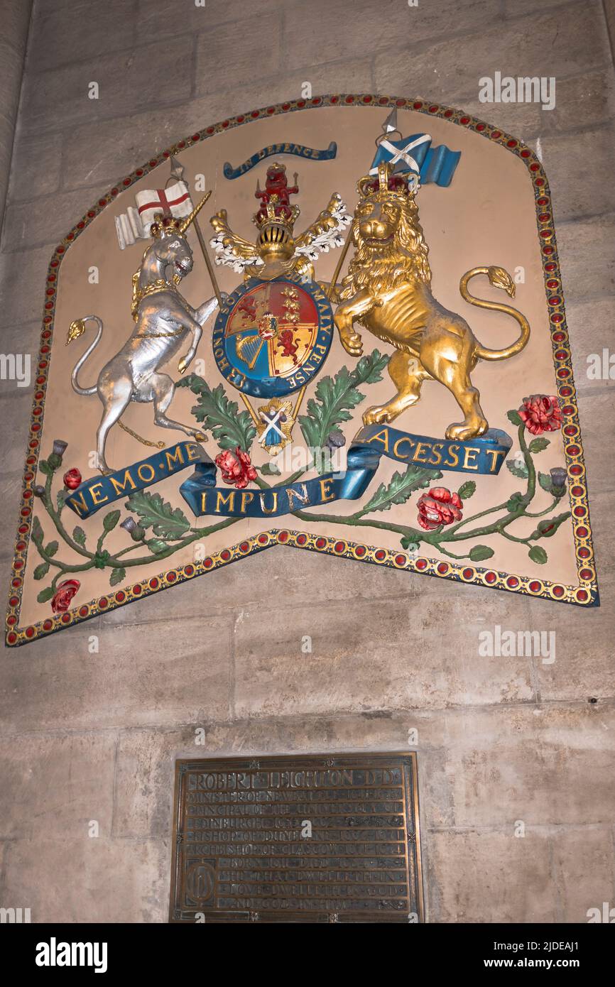 dh Heraldry CATHEDRAL GLASGOW Honi soit oui maly pense nemo me impune lasessit coat of arms Stock Photo