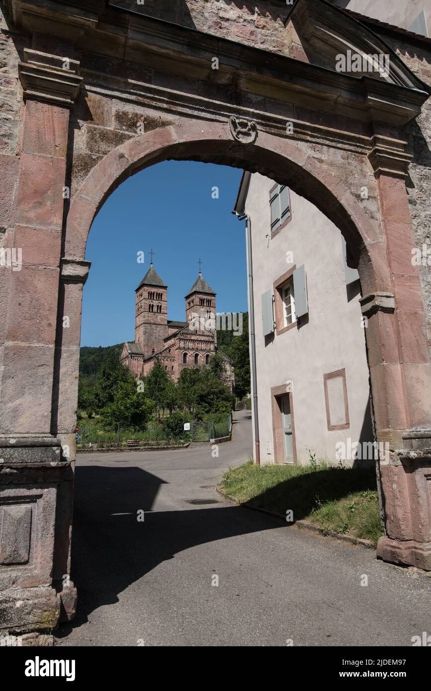 Romanische Kirche, Kloster Murbach, Alsace, France, gegründet 727 von Primin, eines der ersten großen Klöster im Elsass. Stock Photo