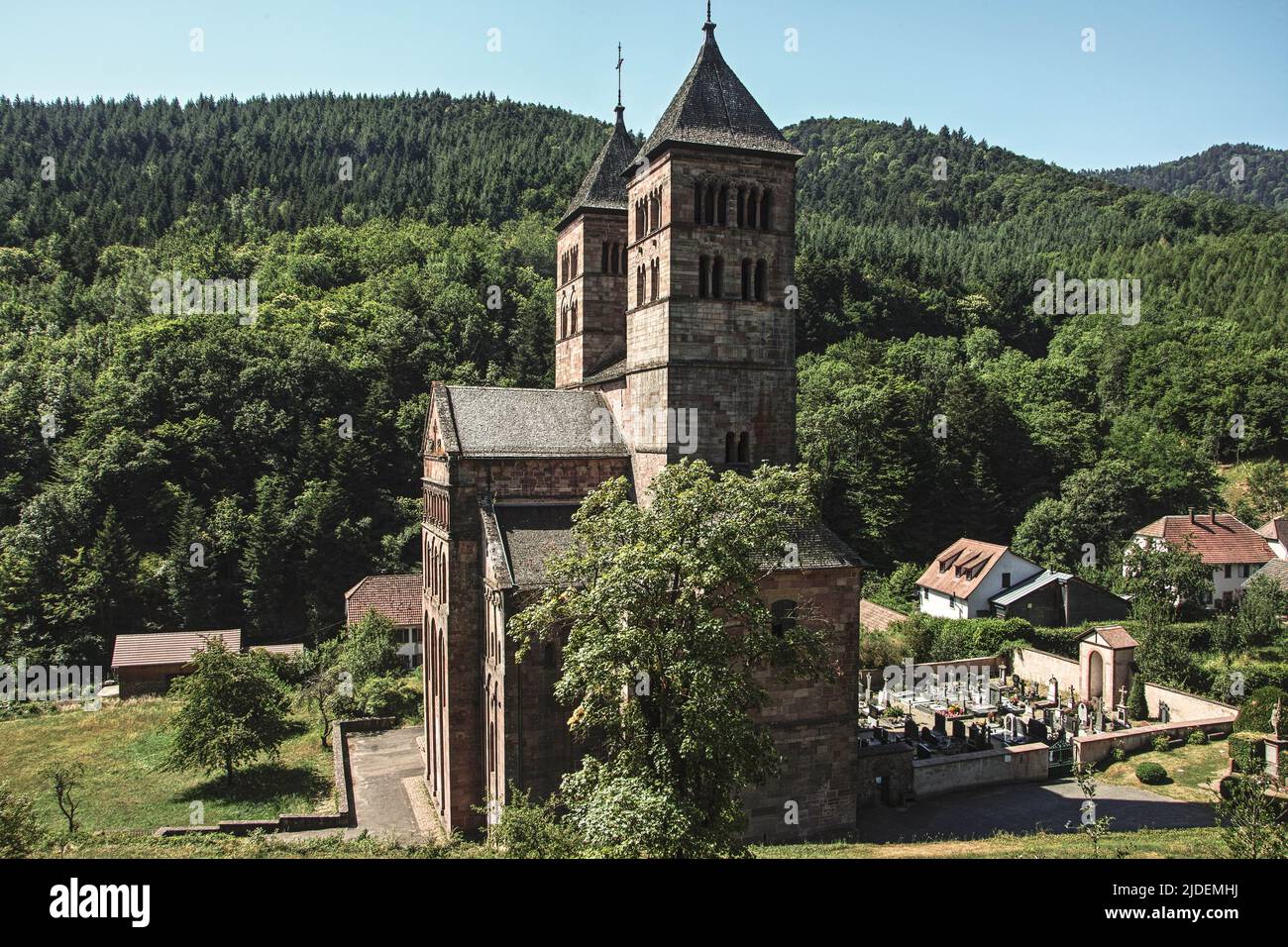 Romanische Kirche, Kloster Murbach, Alsace, France, gegründet 727 von Primin, eines der ersten großen Klöster im Elsass. Stock Photo