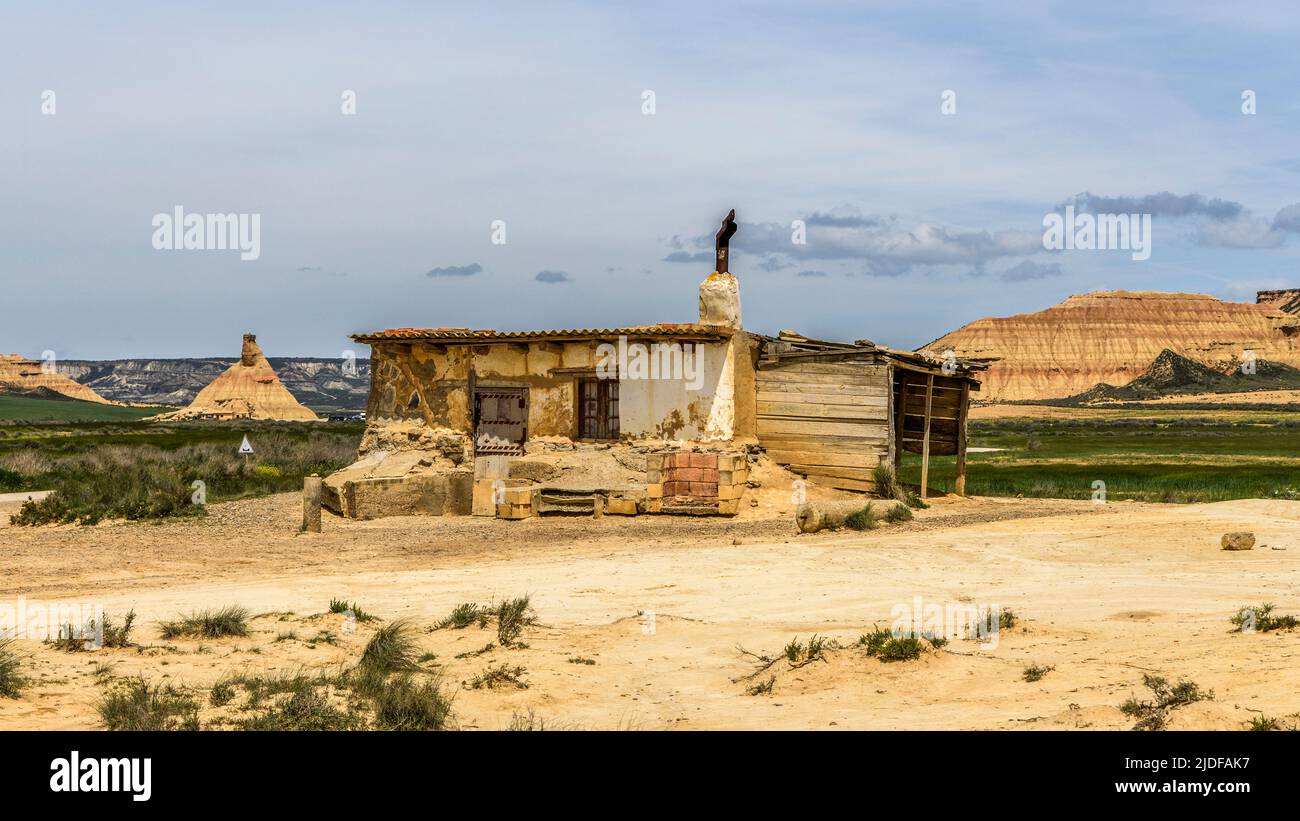 Old shepherd's house in the desert of the Bardenas Reales, with the Castildetierra in the background, one spring day. Bardenas Reales, Spain, April 30 Stock Photo