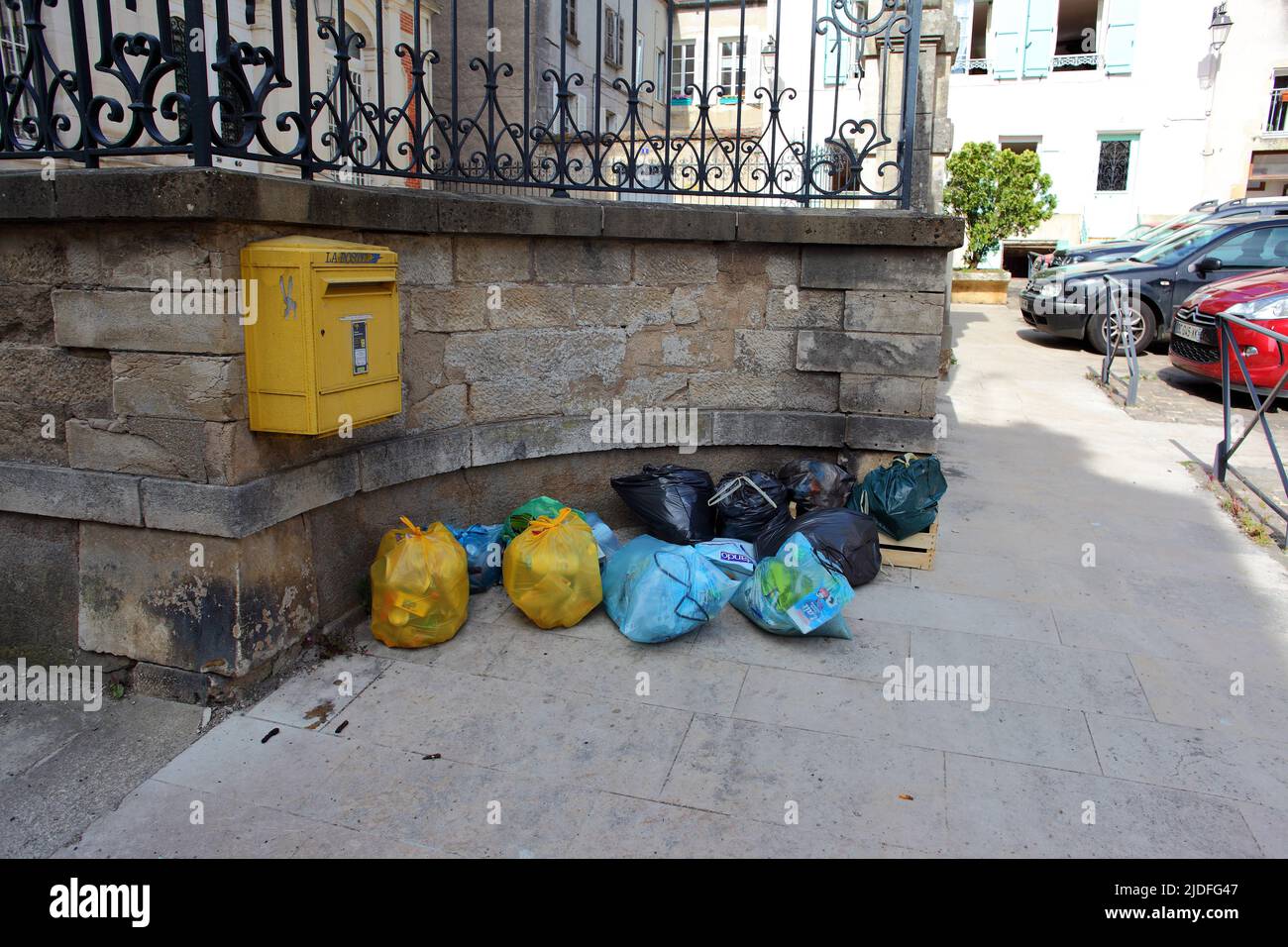 Poubelles hi-res stock photography and images - Alamy