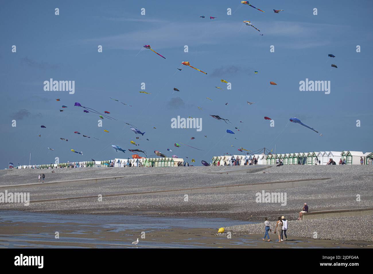 Cerf volants et festival à Cayeux sur mer, les cabines au bord de l'eau Stock Photo