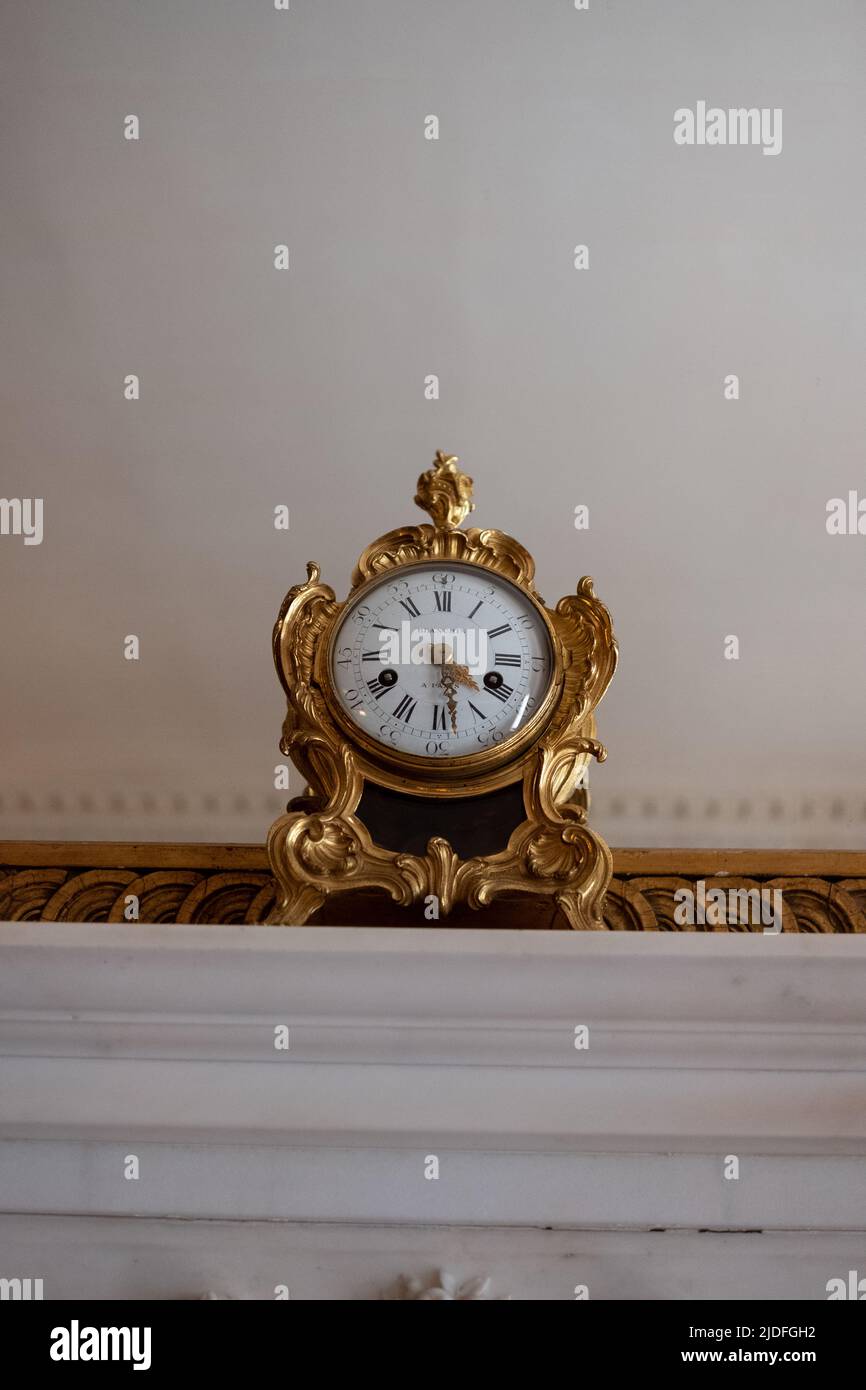 Gold clock hi-res stock photography and images - Alamy