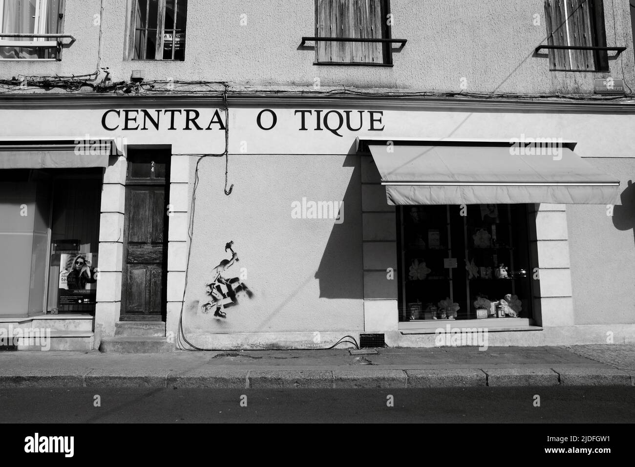 Graffiti anti nazisme sur le mur d'une boutique centrale optique à Avallon dans l'Yonne, Bourgogne Stock Photo