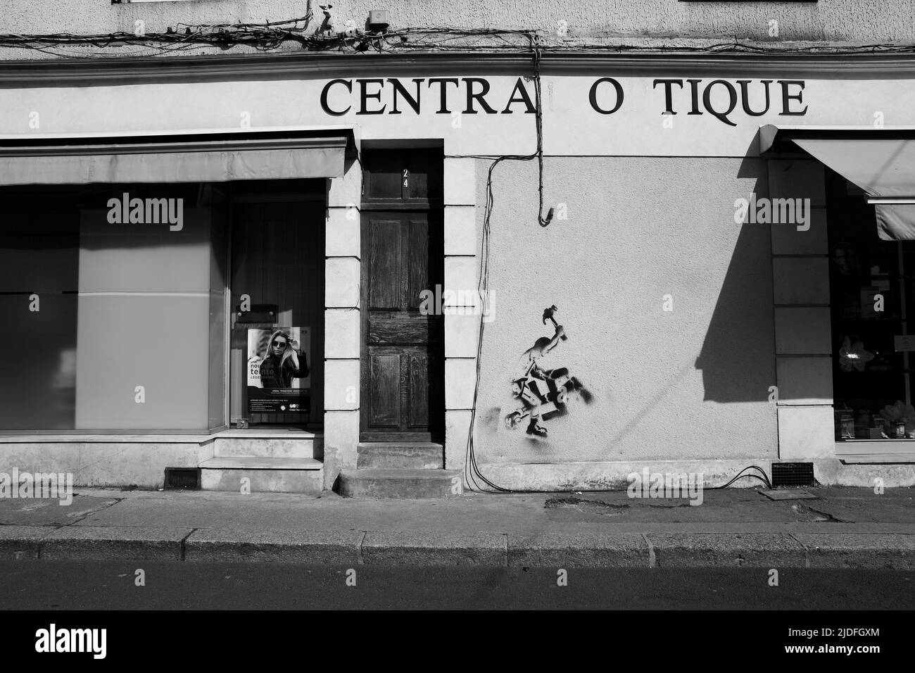 Graffiti anti nazisme sur le mur d'une boutique centrale optique à Avallon dans l'Yonne, Bourgogne Stock Photo