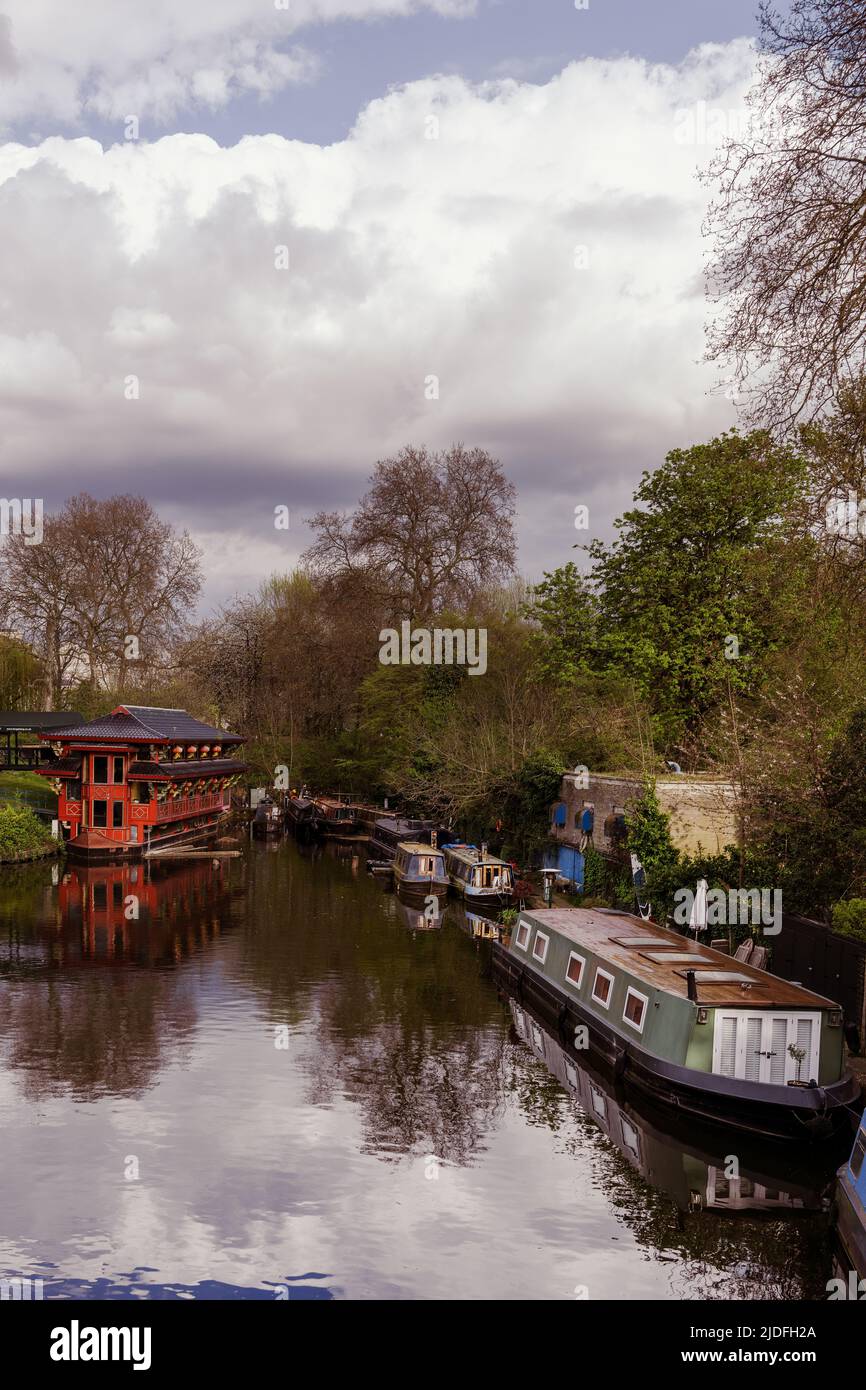 Narrowboat barges regents canal hi-res stock photography and images - Alamy