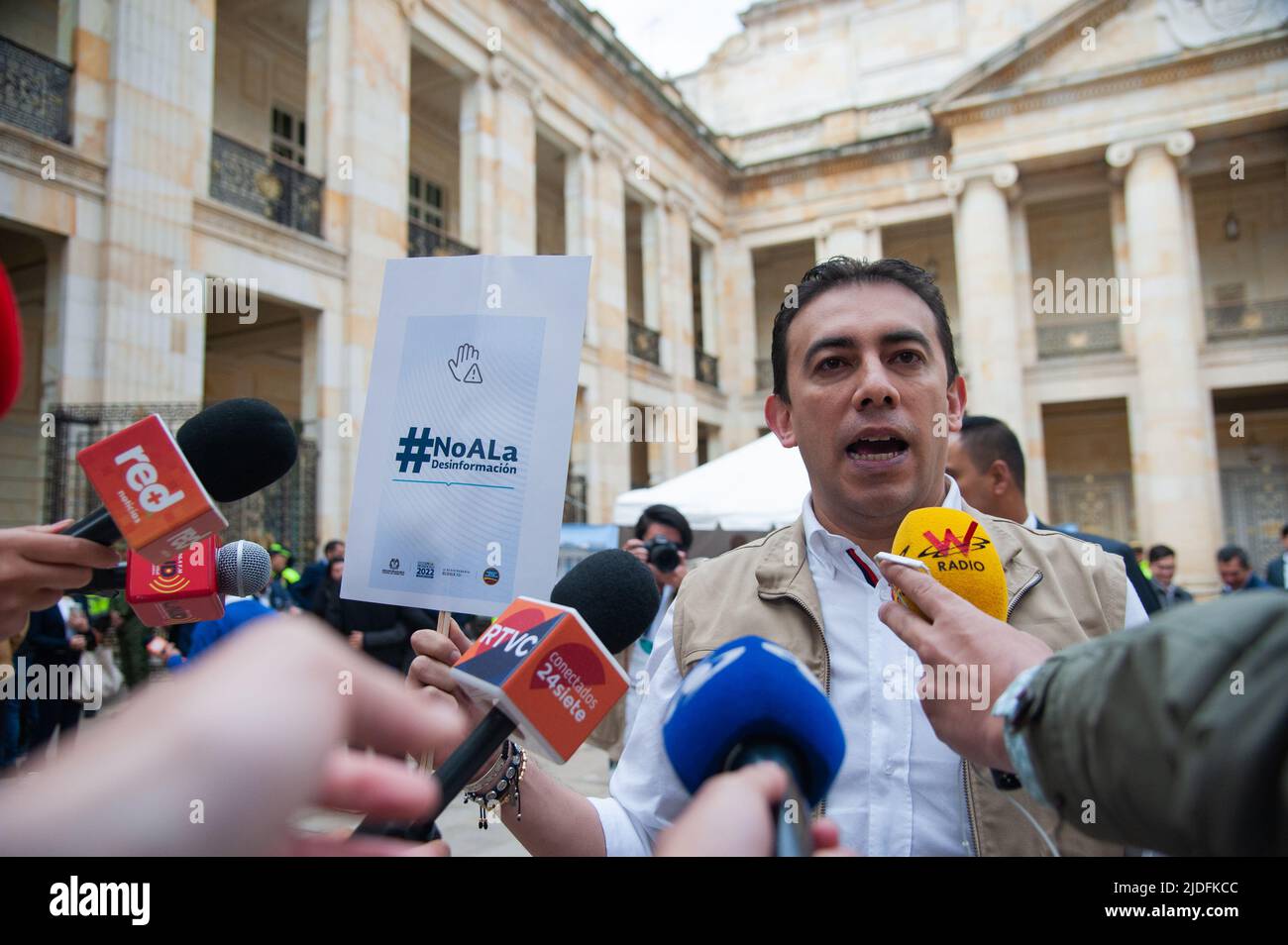 Colombia's national registrar speaks to the media during the voting rally for the presidential runoffs between left-wing Gustavo Petro and Independent Stock Photo