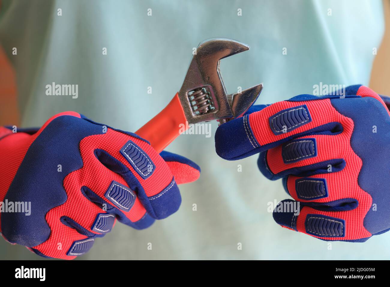 En su taller mecánico poner guantes de trabajo Fotografía de stock - Alamy