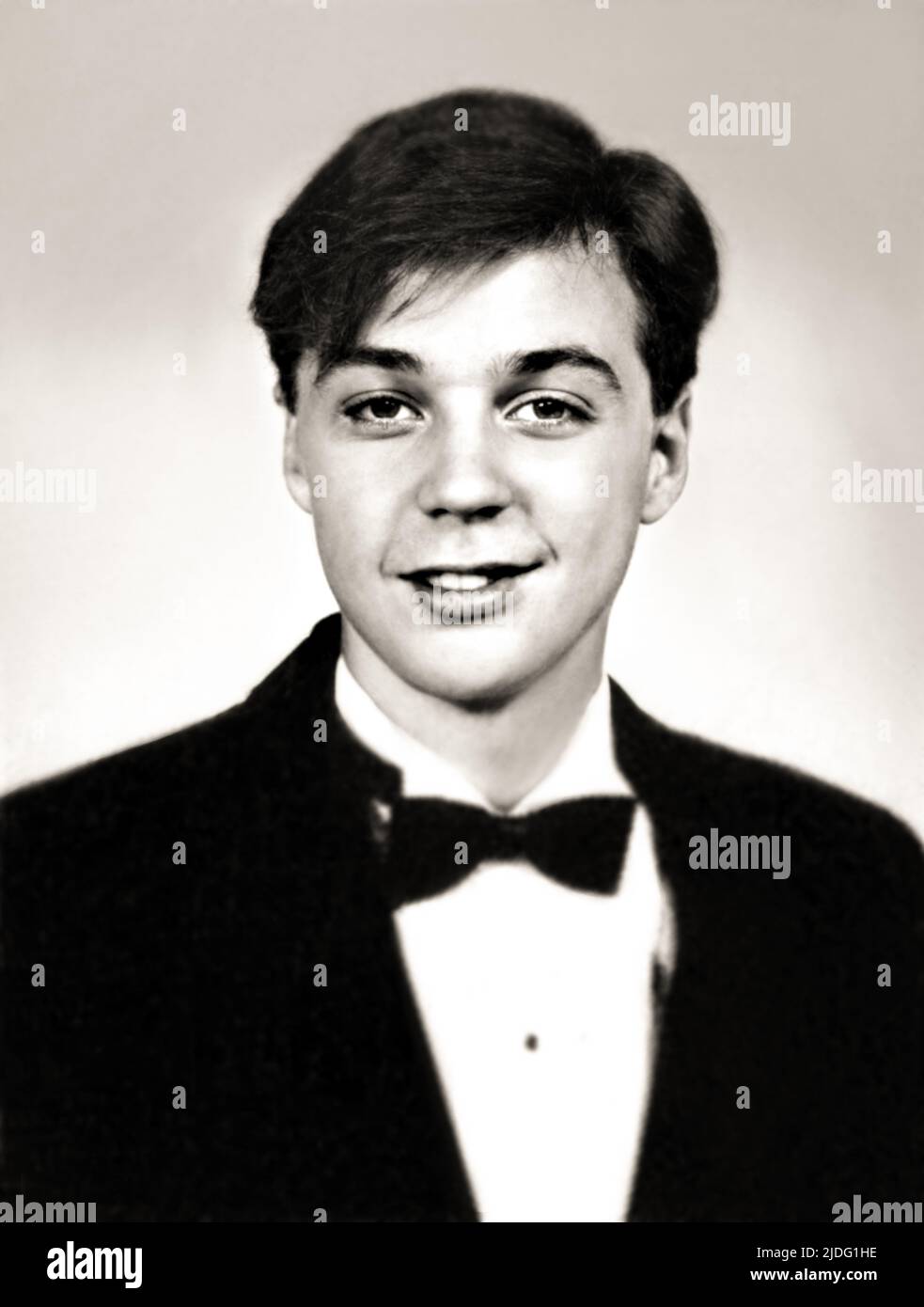 1990 ca, LOS ANGELES , USA : The celebrated  movie and television actor JIM PARSON ( born in Houston , 24 march 1973 ), famous for his role of Sheldon Cooper in TV serial BIG BANG THEORY ( 2007 - 2019 ) when was a boy aged 17 . Photo from the HIGH SCHOOL YEARBOOK , unknown photographer .- HISTORY - FOTO STORICHE - ATTORE - MOVIE - CINEMA - TELEVISIONE - personalità  da giovane - personality personalities when was young - TEENAGER - smile - sorriso - LGBTQ - GAY - BROADCAST  - ADOLESCENZA - ADOLESCENTE --- ARCHIVIO GBB Stock Photo
