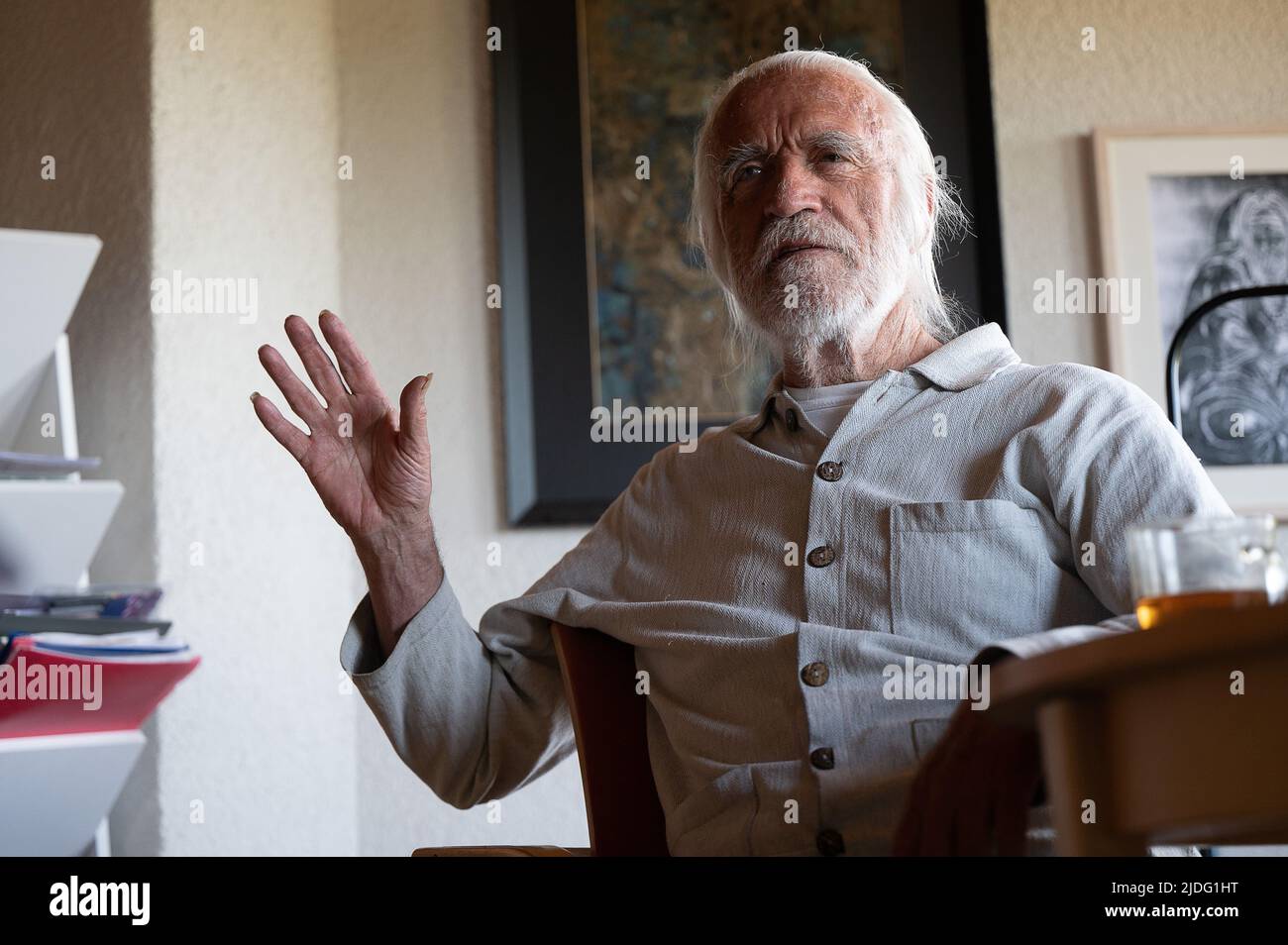 Lollar, Germany. 14th June, 2022. Children's songwriter Fredrik Vahle speaks during an interview at his home. He celebrates his 80th birthday on June 24. (to dpa 'Songwriter Vahle: Children are hungry for cultural impulses') Credit: Sebastian Gollnow/dpa/Alamy Live News Stock Photo