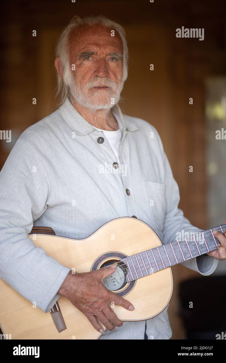 Lollar, Germany. 14th June, 2022. Children's songwriter Fredrik Vahle stands in his house with a guitar. He celebrates his 80th birthday on June 24. Credit: Sebastian Gollnow/dpa/Alamy Live News Stock Photo