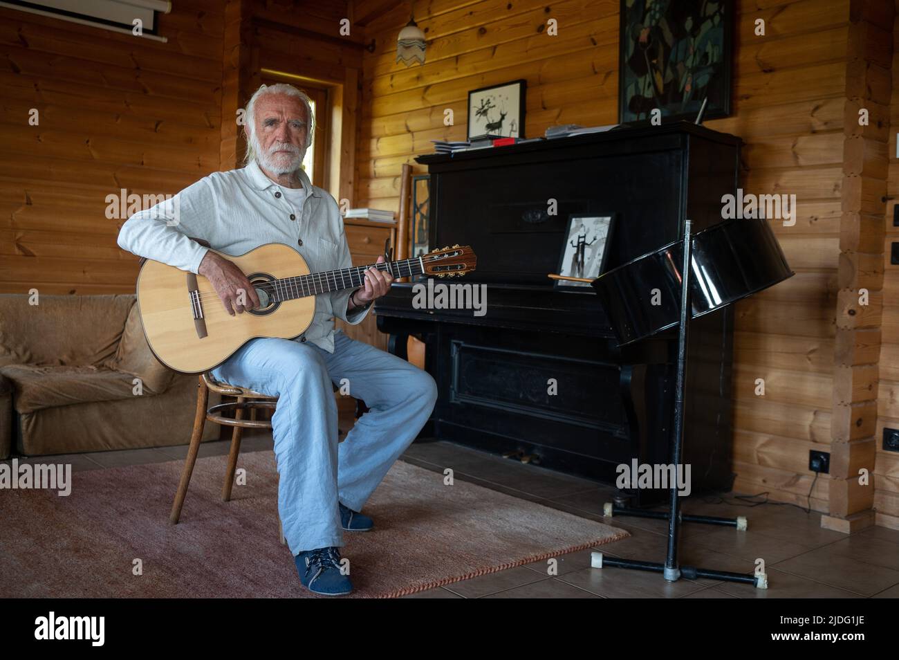 Lollar, Germany. 14th June, 2022. Children's songwriter Fredrik Vahle plays guitar in his home during an interview. He celebrates his 80th birthday on June 24. Credit: Sebastian Gollnow/dpa/Alamy Live News Stock Photo