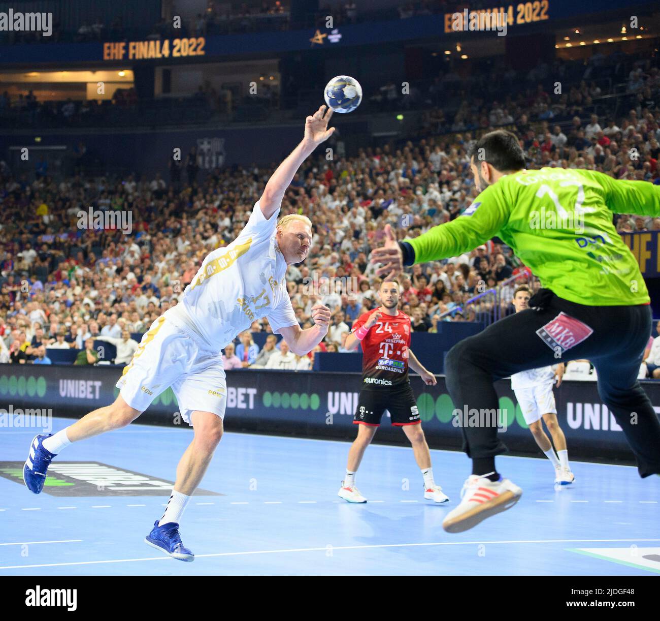 Goal throw Patrick WIENCEK (l. KI) versus action, duels, Handball
