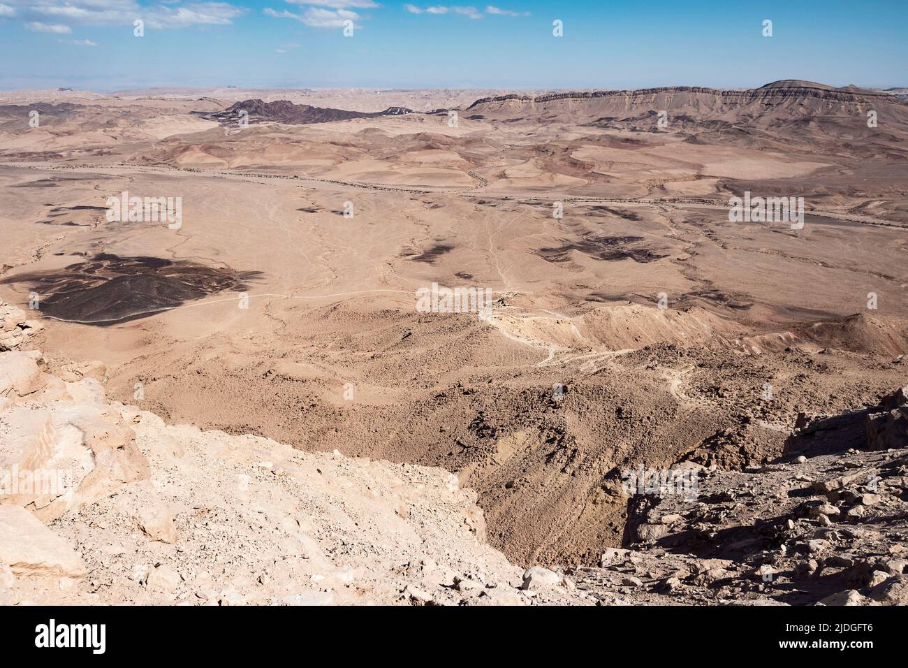 section the Makhtesh Ramon crater showing the north rim in the foreground and the south rim in the background including the Shen Ramon tooth formation Stock Photo