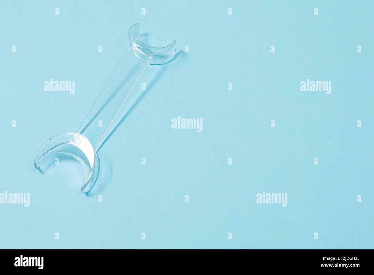 Retractor Dental lip retractor Access to the oral cavity. Wide mouth