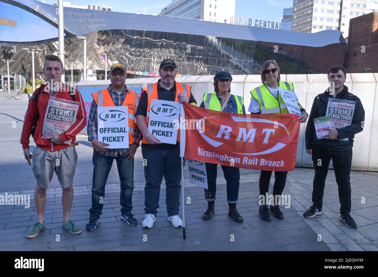 New Street, Birmingham, England, June 21st 2022. Rail workers on the picket line at New Street Station in Birmingham are striking for a 7 percent wage increase across the British networks after RMT Unions failed to reach an agreement. Pic by Credit: Sam Holiday/Alamy Live News Stock Photo