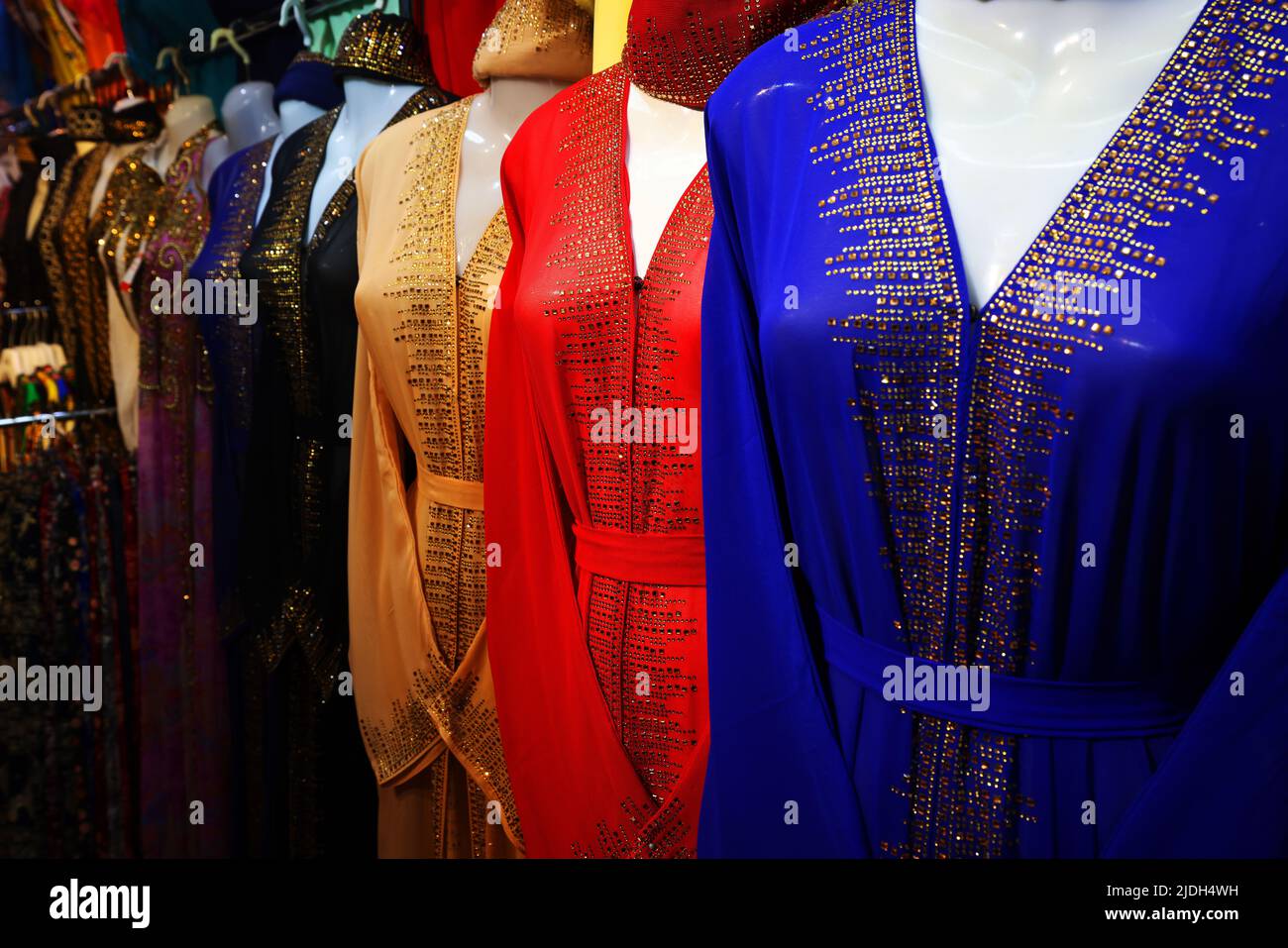 Dubai Souk, Dubai Creek, Stoffe, Kleider und Saris am Textilsouk in