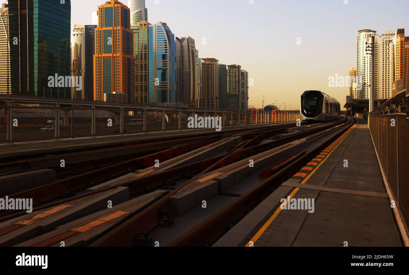 Dubai, U Bahn, Metro, Tram,  Wolkenkratzer, moderne Architektur,  Atemberaubende Aussicht auf die Skyline mit Hochhäuser, Skyscraper Hotels und Büros. Stock Photo