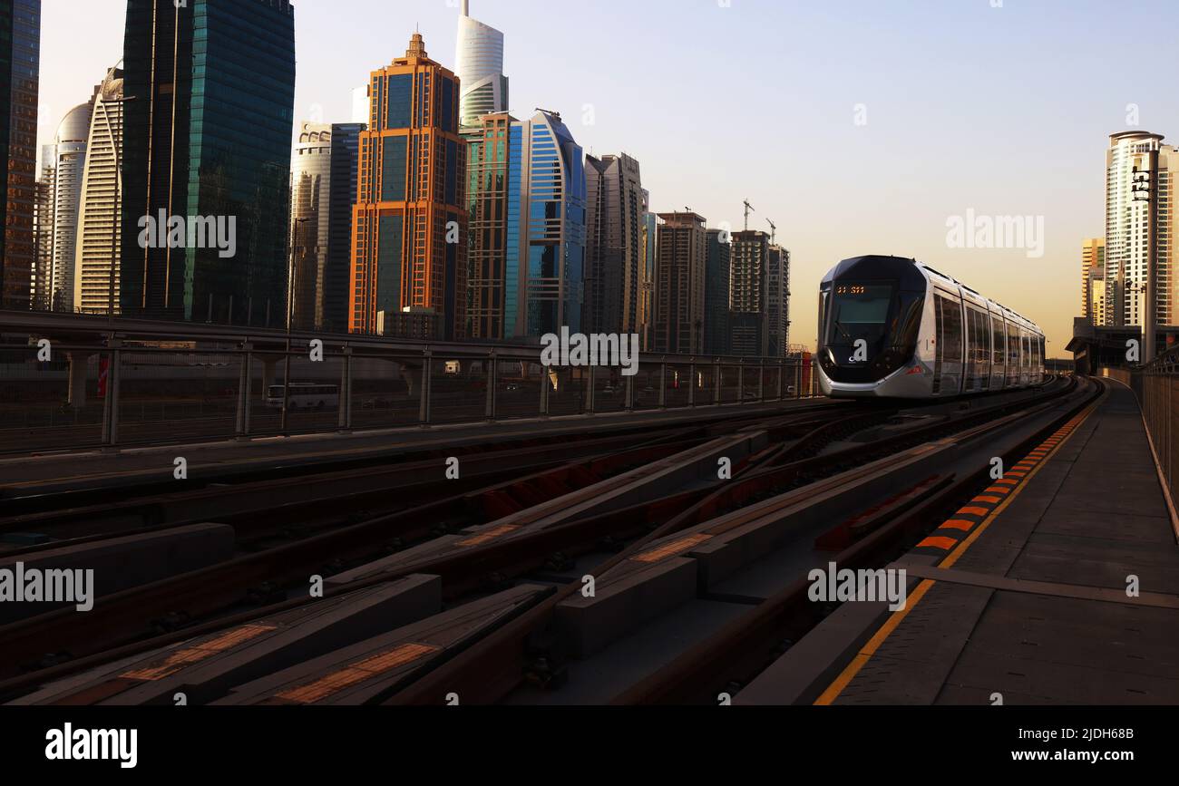 Dubai, U Bahn, Metro, Tram,  Wolkenkratzer, moderne Architektur,  Atemberaubende Aussicht auf die Skyline mit Hochhäuser, Skyscraper Hotels und Büros. Stock Photo