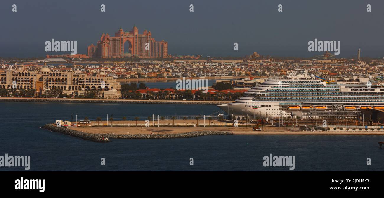Kreuzfahrtschiff, Hotel Atlantis,  Atlantis, Hotel, Modernes Design und Moderne Architektur  in Dubai, ein  Luxushotel aus Glas und Stahl Stock Photo