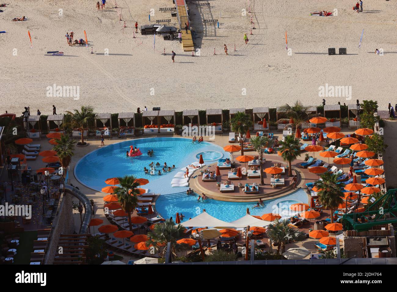 Dubai Marina, Pool oder Schwimmbad mit Strand vom Hotel gesehen am