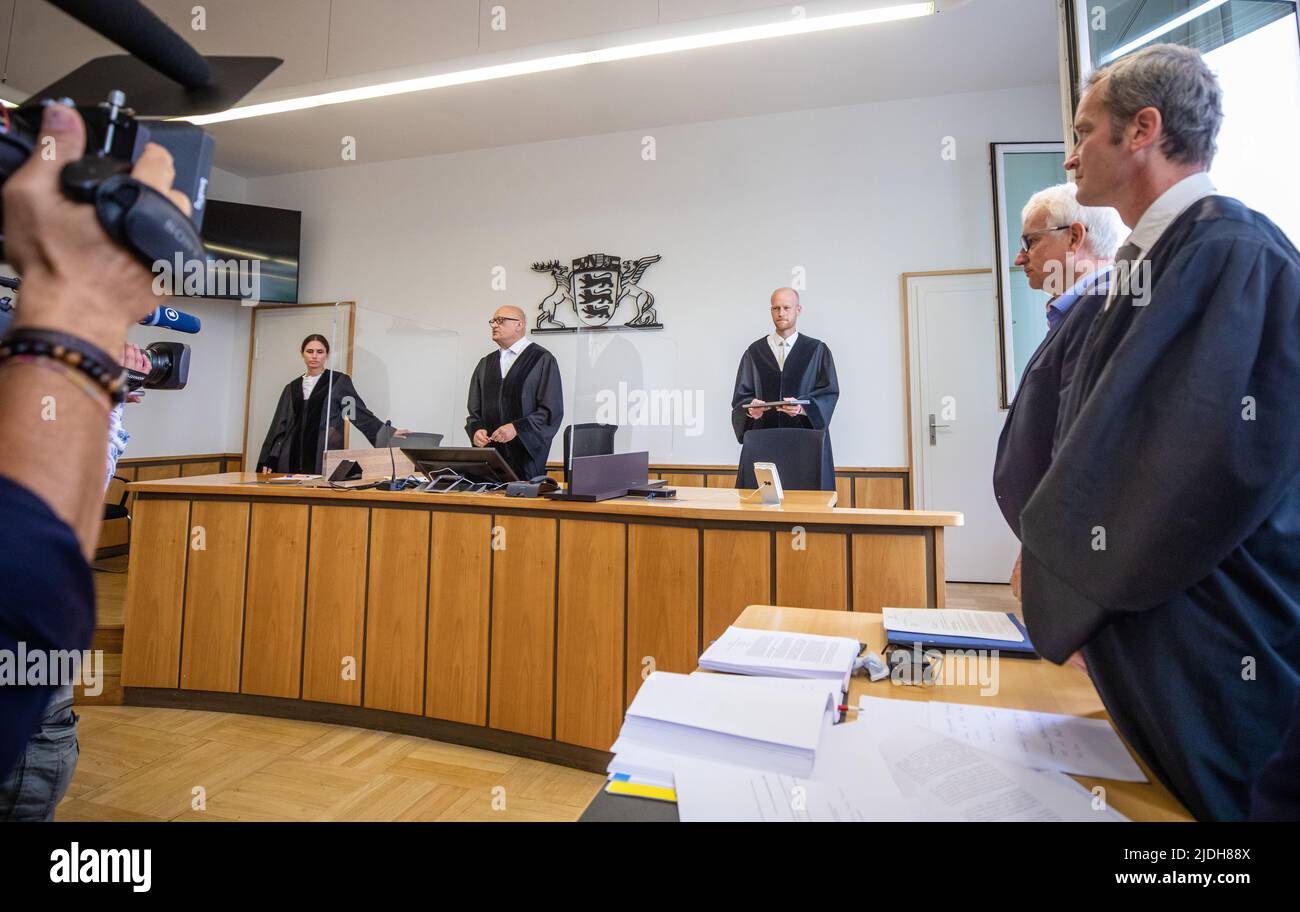 21 June 2022, Baden-Wuerttemberg, Stuttgart: While Judge Bernd Rzymann (2nd from left) enters a courtroom at Stuttgart Regional Court together with court representatives at the start of the trial, Jürgen Resch (2nd from right), Federal Executive Director of Deutsche Umwelthilfe (DUH), stands at his seat together with lawyer Remo Klinger (r). In the climate lawsuit, DUH is demanding that Mercedes-Benz convert the company in a climate-friendly manner, in particular by reducing the CO2 emissions of its vehicles in line with the binding regulations of the Paris Climate Protection Agreement and the Stock Photo