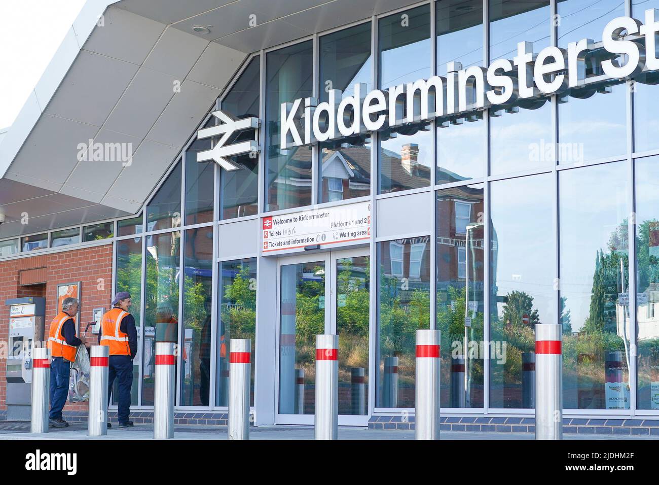 Kidderminster, UK. 21st June, 2022. Today's National Rail strike has left rail stations deserted. Early morning commuters are missing from this Midlands station today, leaving only cleaning contractors emptying rubbish from the previous day's commuters. Credit: Lee Hudson/Alamy Live News Stock Photo