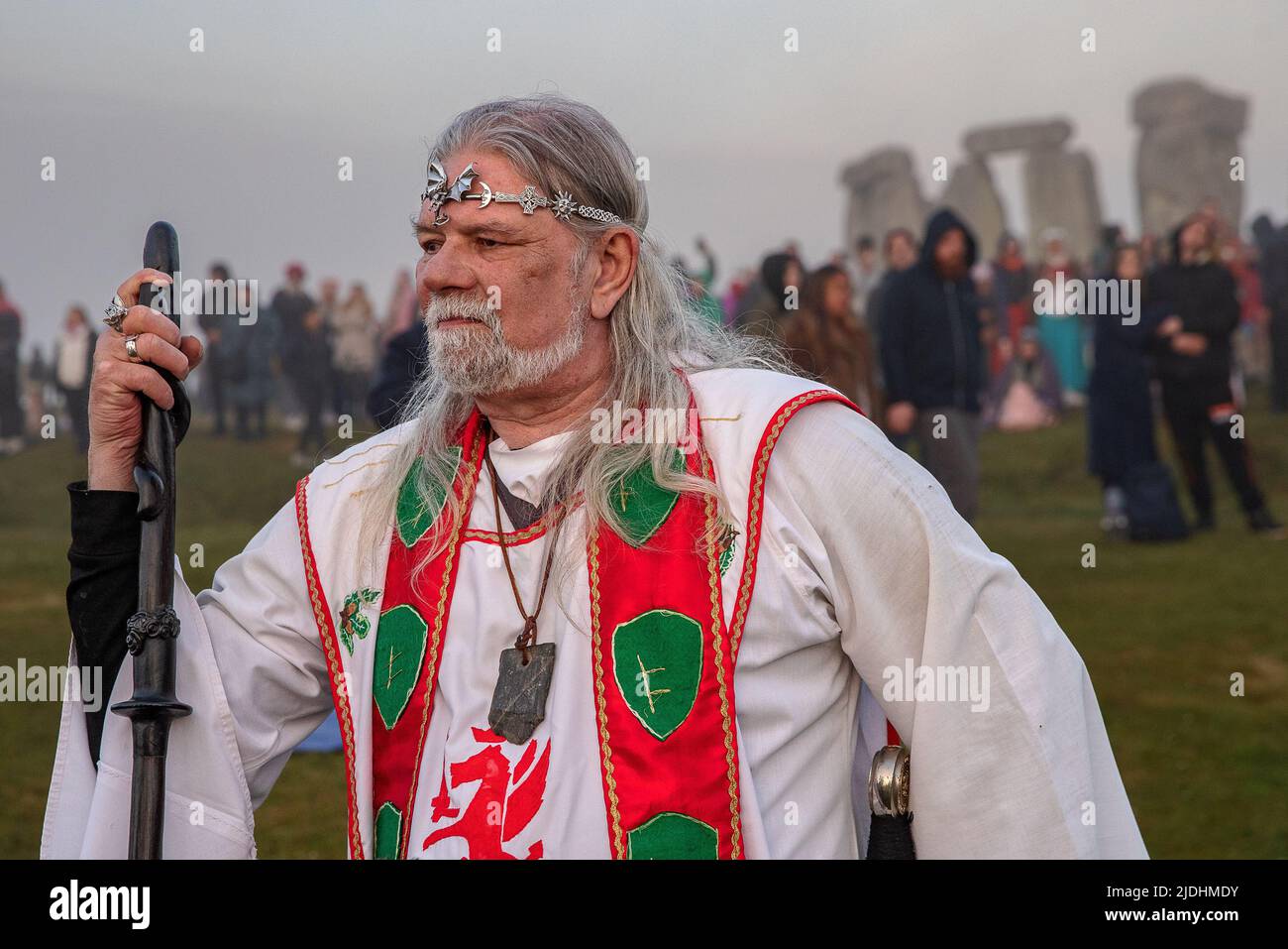 WILTSHIRE, ENGLAND - JUNE 21.2022: Druids, pagans and revellers gather at Stonehenge, hoping to see the sun rise, as they take part in the Summer Solstice celebrations at the ancient neolithic monument of Stonehenge near Salisbury on June 21st 2022 in Wiltshire, England. Several thousand people gathered at sunrise at the famous historic stone circle, a UNESCO listed ancient monument, to celebrate the solstice Stock Photo