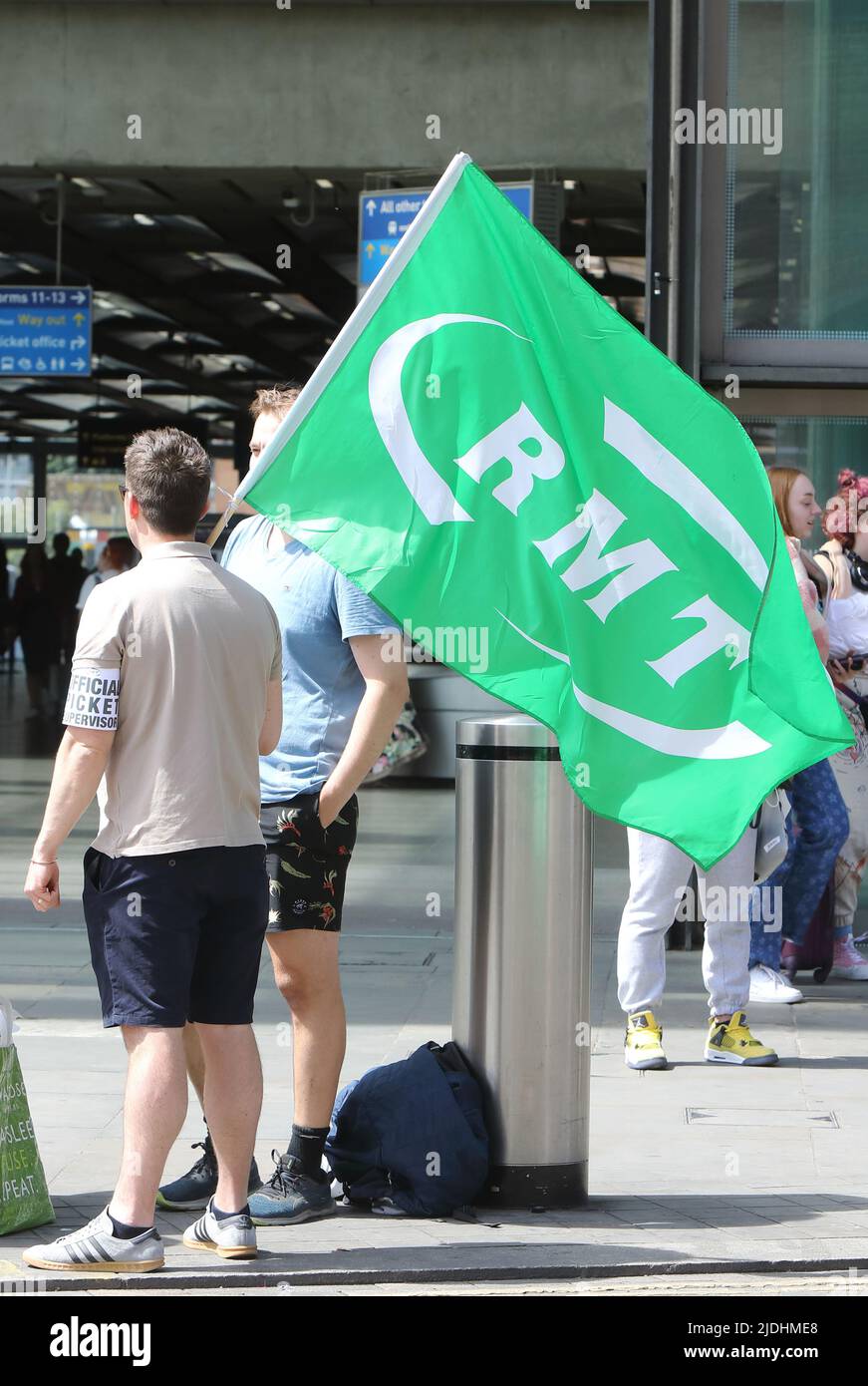 Rmt strike picket hires stock photography and images Alamy