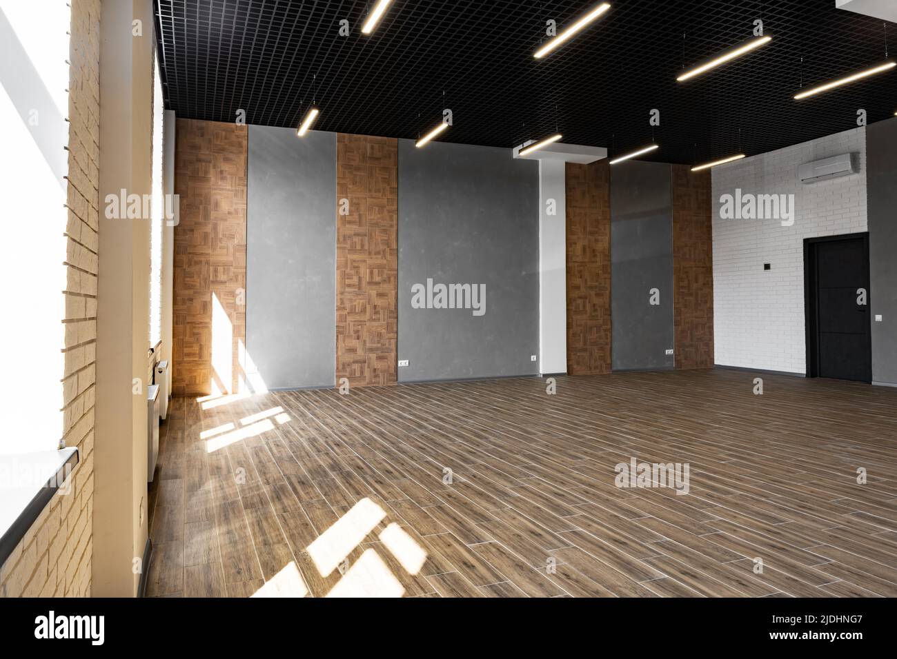 Blank walls in empty loft style industrial office Stock Photo - Alamy