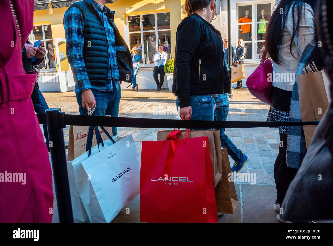 Moncler outlet cheap la vallee village