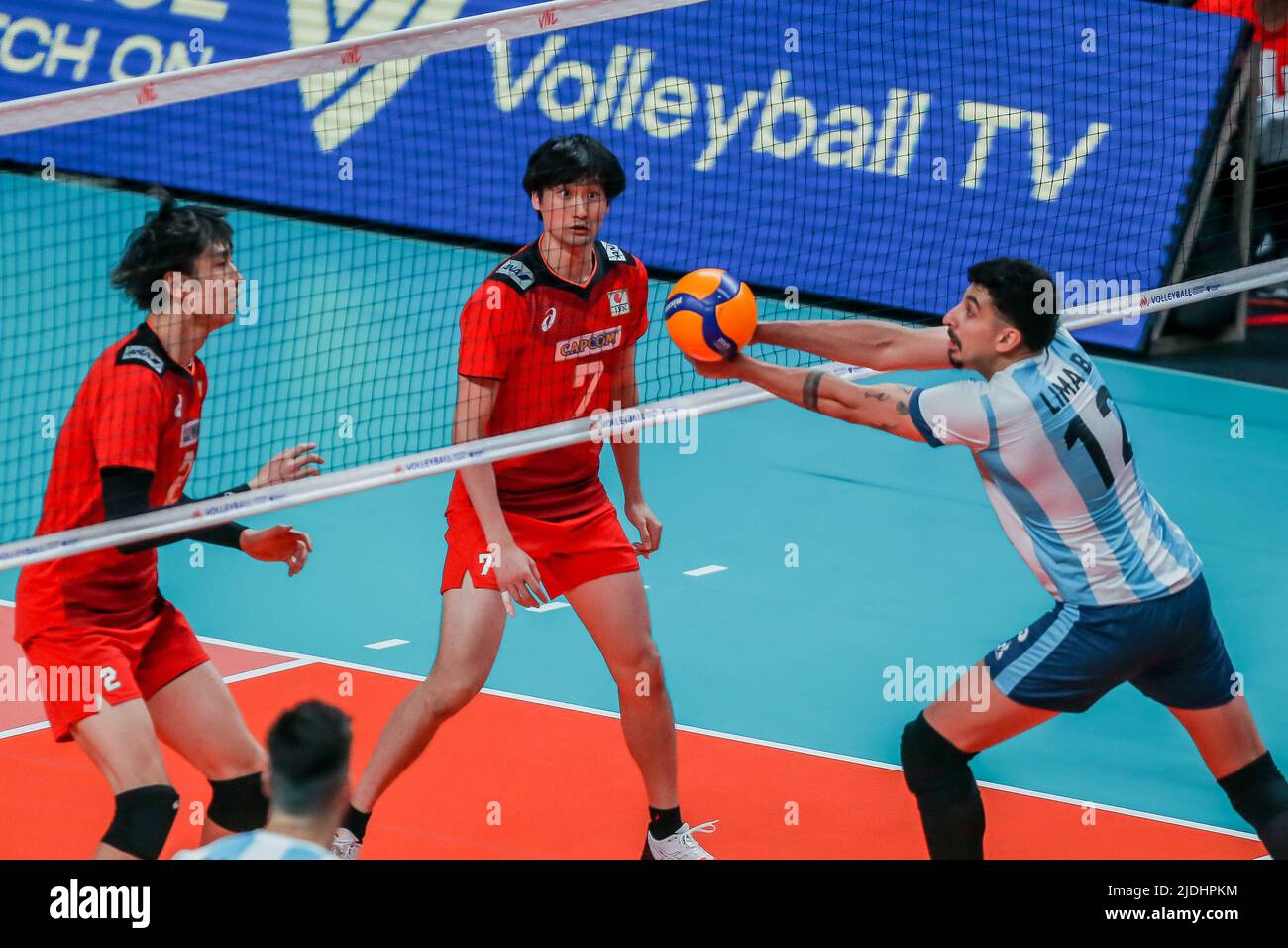Quezon City. 21st June, 2022. Argentina's Bruno Lima (R) competes during the FIVB Volleyball Nations League Men's Pool 3 match between Japan and Argentina in Quezon City, the Philippines on June 21, 2022. Credit: Rouelle Umali/Xinhua/Alamy Live News Stock Photo