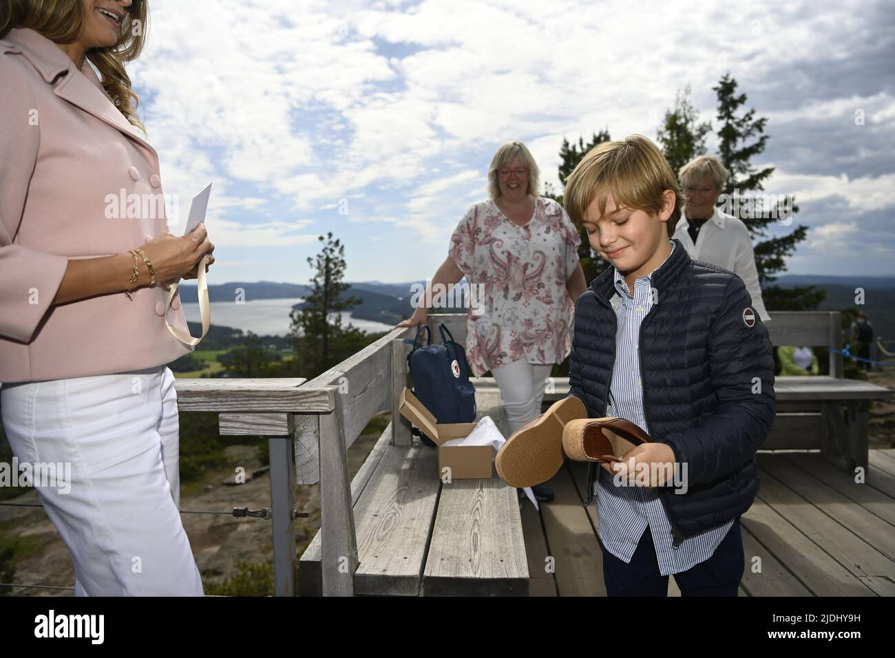 Skuleberget, Sweden, June 21, 2022, Prince Nicolas and Princess Madeleine with County Governor Berit Hogman (right) and Malin Svanholm (center), chairman of Kramfors municipal council, on the top of Skuleberget in Sweden, June 21, 2022. The Prince presented with a gift - a pair of shoes and a Fjällräven backpack.  Photo: Patrick Trägårdh / TT / code 60190 Stock Photo