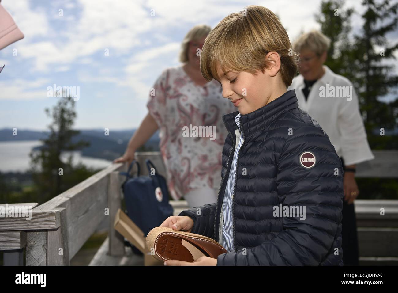 Skuleberget, Sweden, June 21, 2022, Prince Nicolas and Princess Madeleine with County Governor Berit Hogman (right) and Malin Svanholm (center), chairman of Kramfors municipal council, on the top of Skuleberget in Sweden, June 21, 2022. The Prince presented with a gift - a pair of shoes and a Fjällräven backpack.  Photo: Patrick Trägårdh / TT / code 60190 Stock Photo