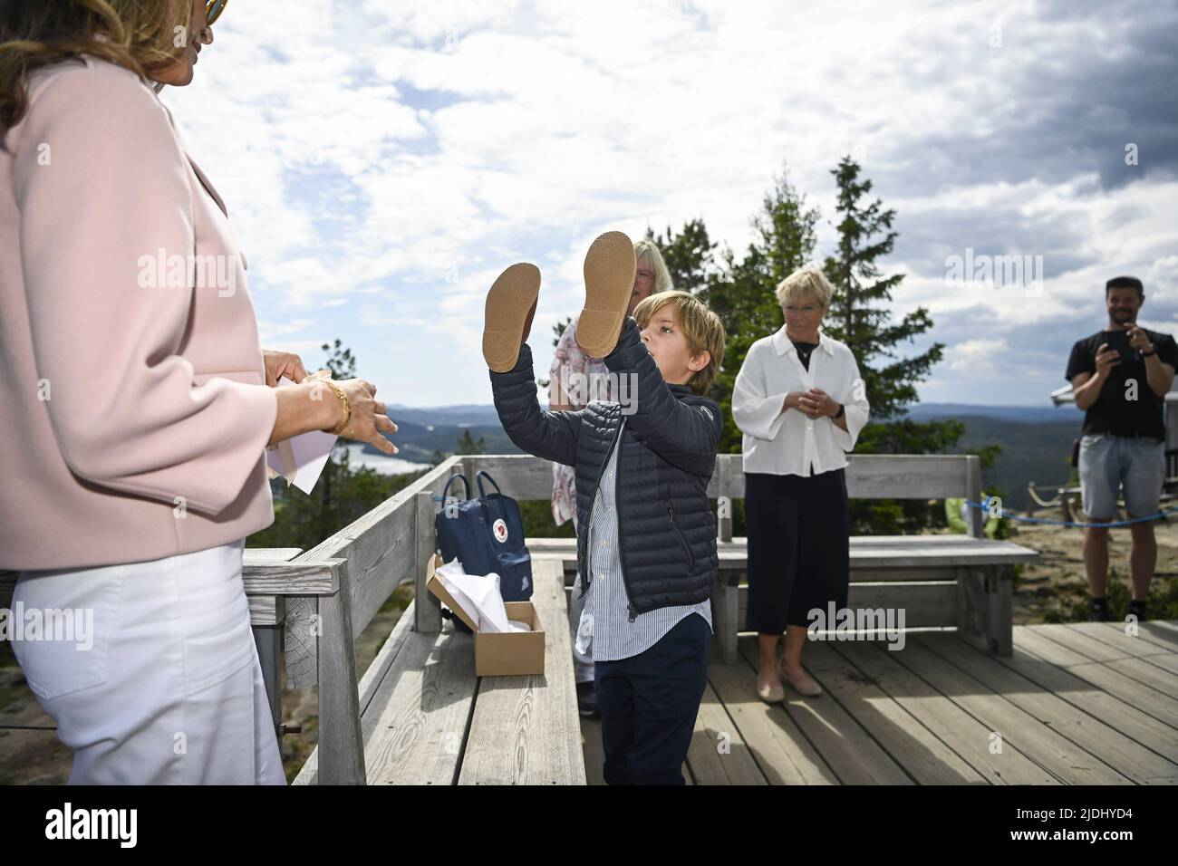 Skuleberget, Sweden, June 21, 2022, Prince Nicolas and Princess Madeleine with County Governor Berit Hogman (right) and Malin Svanholm (center), chairman of Kramfors municipal council, on the top of Skuleberget in Sweden, June 21, 2022. The Prince presented with a gift - a pair of shoes and a Fjällräven backpack. Photo: Patrick Trägårdh / TT / code 60190 Stock Photo