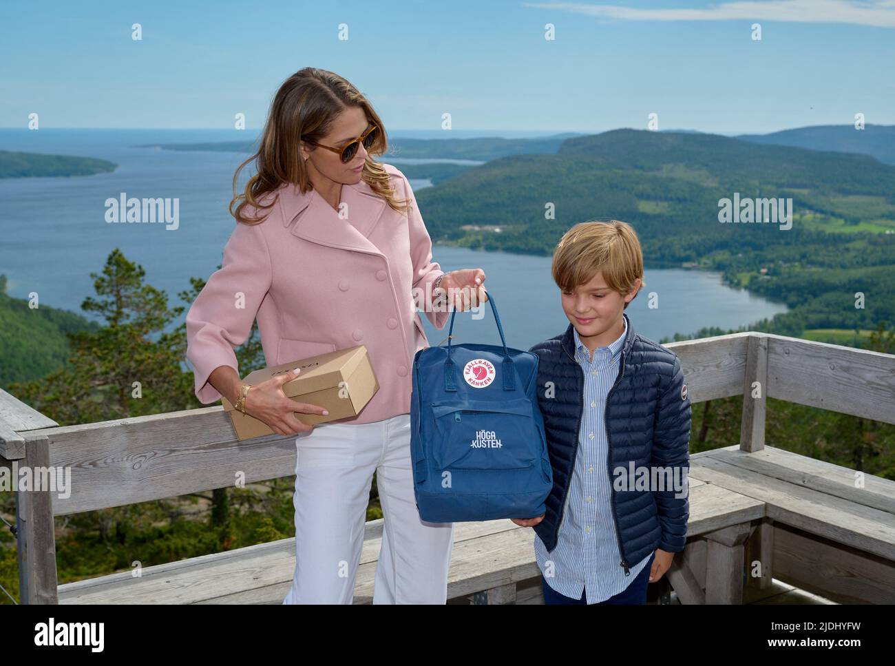 Skuleberget, Sweden, June 21, 2022. Prince Nicolas, Duke of Ångermanland, and his parents. Princess Madeleine of Sweden and Christopher O'Neill visit Skuleberget in north Sweden. Prince Nicolas will then inaugurate the discovery park and get a guided tour at 'Naturum Höga Kusten'. Picture: Princess Madeleine of Sweden prince Nicholas with the swedish brand Fjällräven backpack . June 21, 2022. Photo by Stefan Lindblom/Stella Pictures/ABACAPRESS.COM Stock Photo