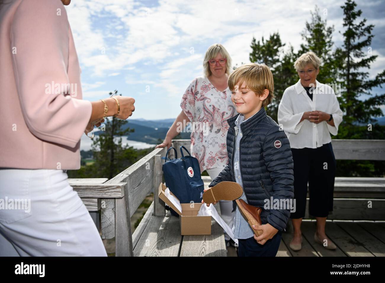 Skuleberget, Sweden, June 21, 2022, Prince Nicolas and Princess Madeleine with County Governor Berit Hogman (right) and Malin Svanholm (center), chairman of Kramfors municipal council, on the top of Skuleberget in Sweden, June 21, 2022. The Prince presented with a gift - a pair of shoes and a Fjällräven backpack. Photo: Patrick Trägårdh / TT / code 60190 Stock Photo