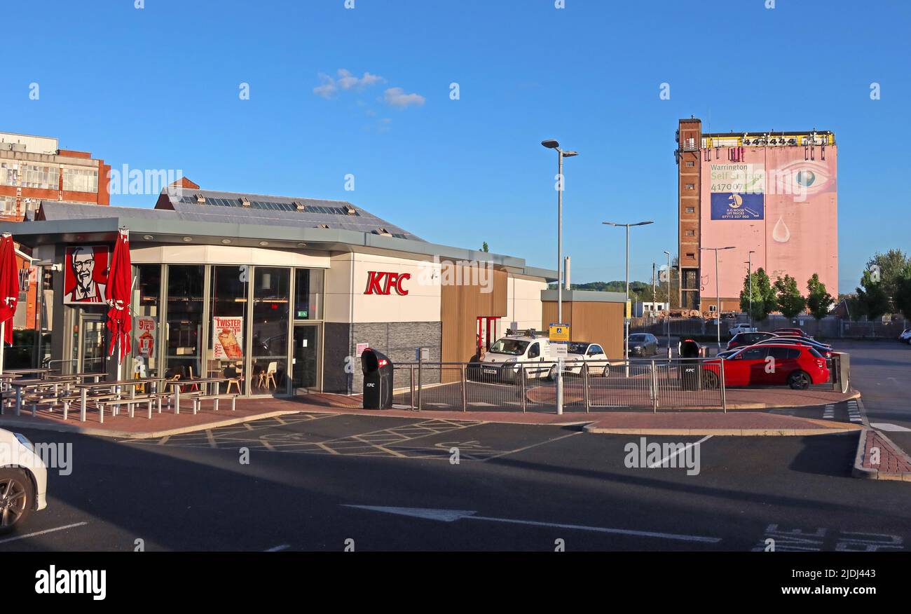 Warrington KFC, One Pink Eye & LIDL, Old Liverpool Road, Gt Sankey, Warrington, Cheshire, England, UK, WA5 1AF Stock Photo